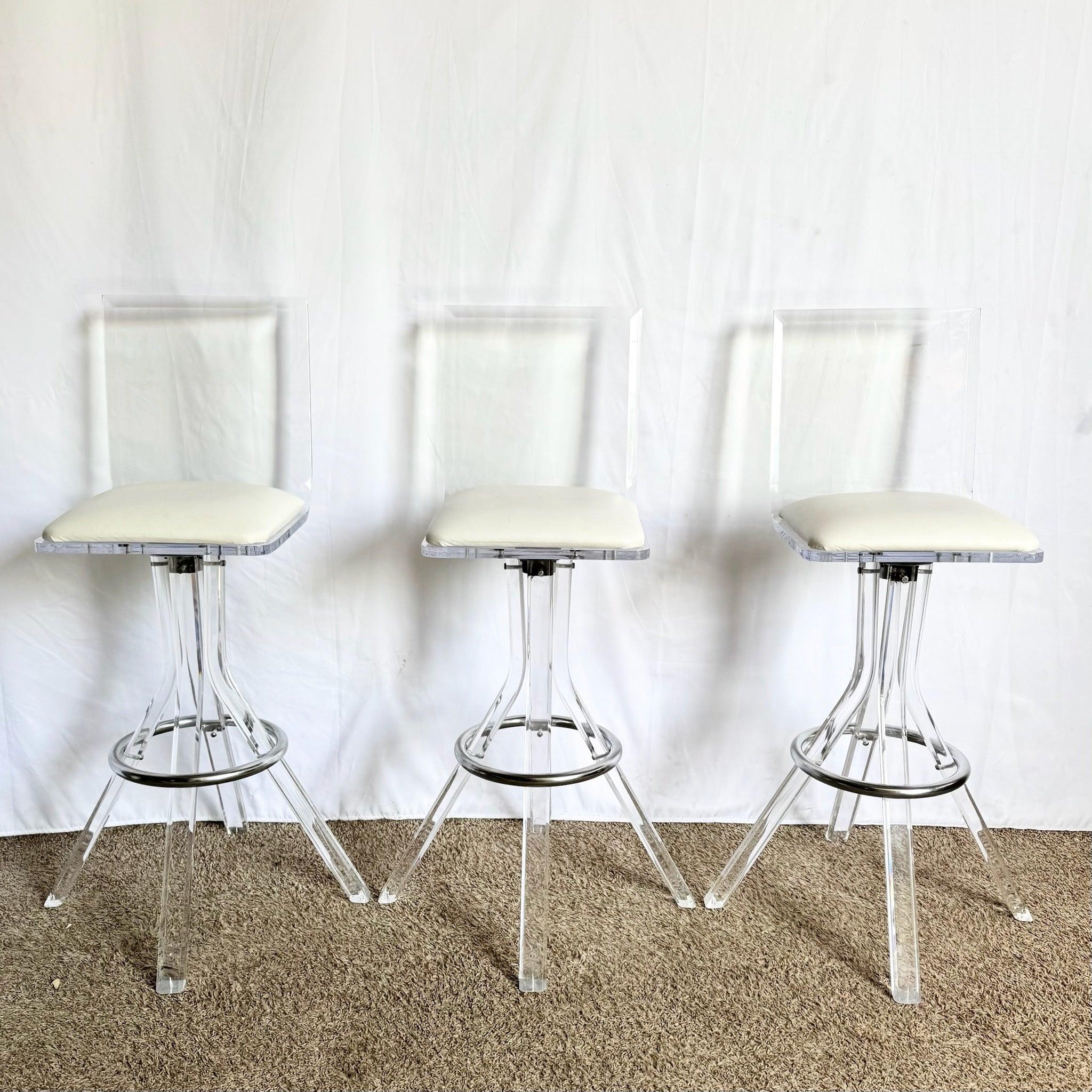 Postmodernes Lucite-Chrom-Hocker-Set mit drei klaren Lucite-Körpern und Chrom-Akzenten für skulpturale, retro-moderne Bar-Sitzmöbel mit zeitlosem Reiz.
 

 Einige Spuren auf dem Lucite. 
 

 Wir verkaufen die Gegenstände so, wie sie erworben wurden,