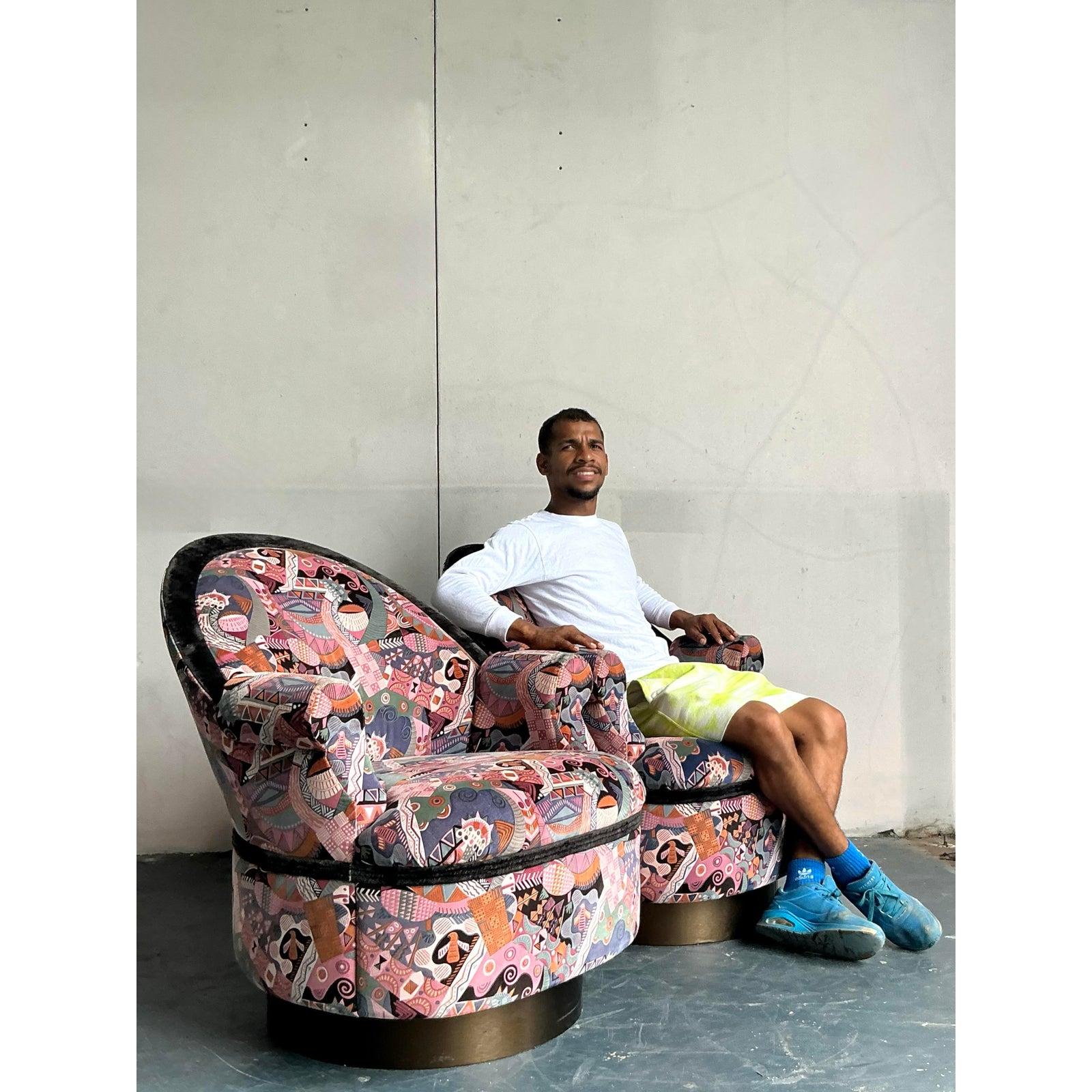 Paire de chaises pivotantes postmodernes vintage imprimées de Martin Barttrud Bon état - En vente à West Palm Beach, FL