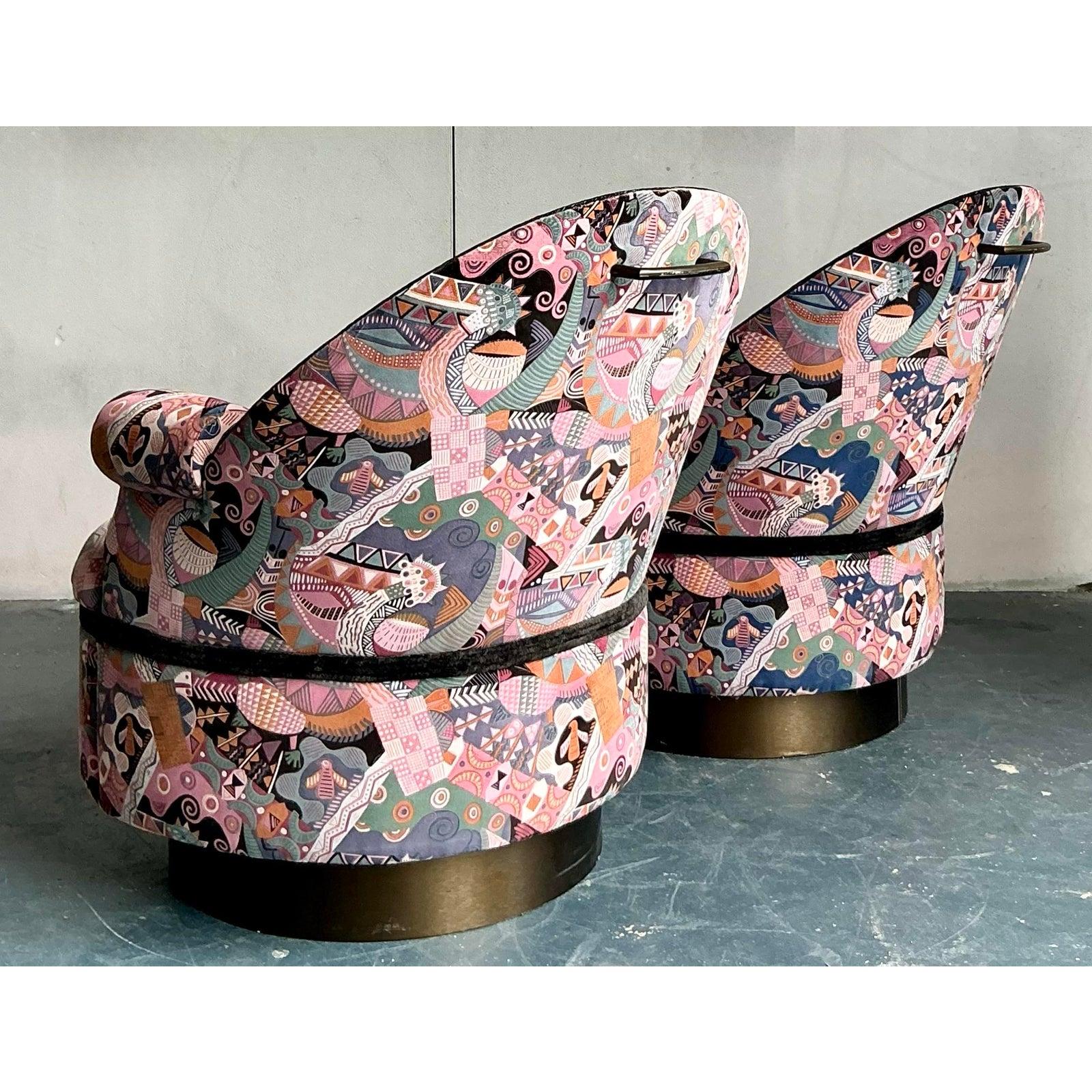 XX secolo Sedie girevoli stampate postmoderne vintage di Martin Barttrud - Una coppia in vendita