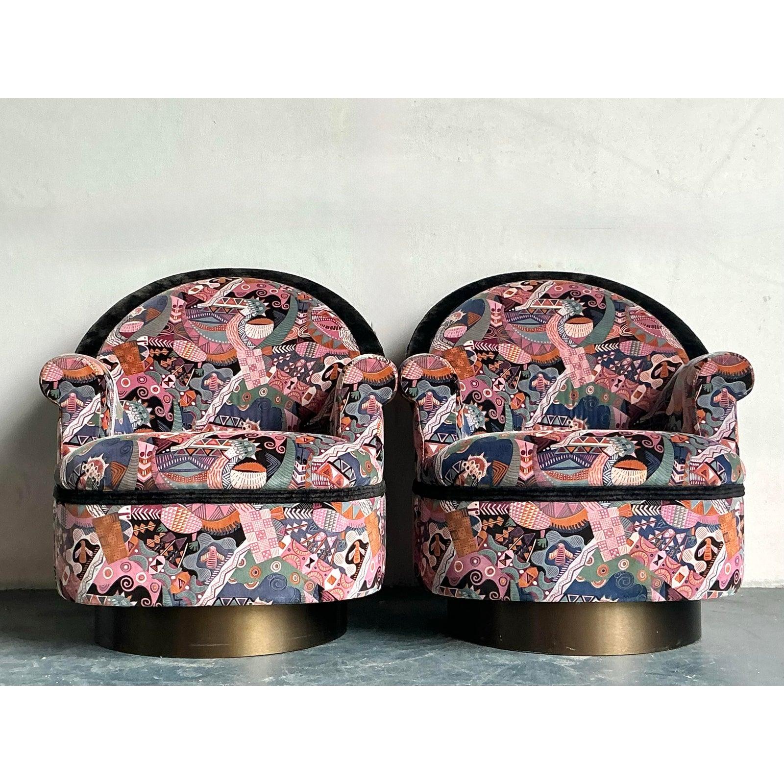 Paire de chaises pivotantes postmodernes vintage imprimées de Martin Barttrud en vente 1