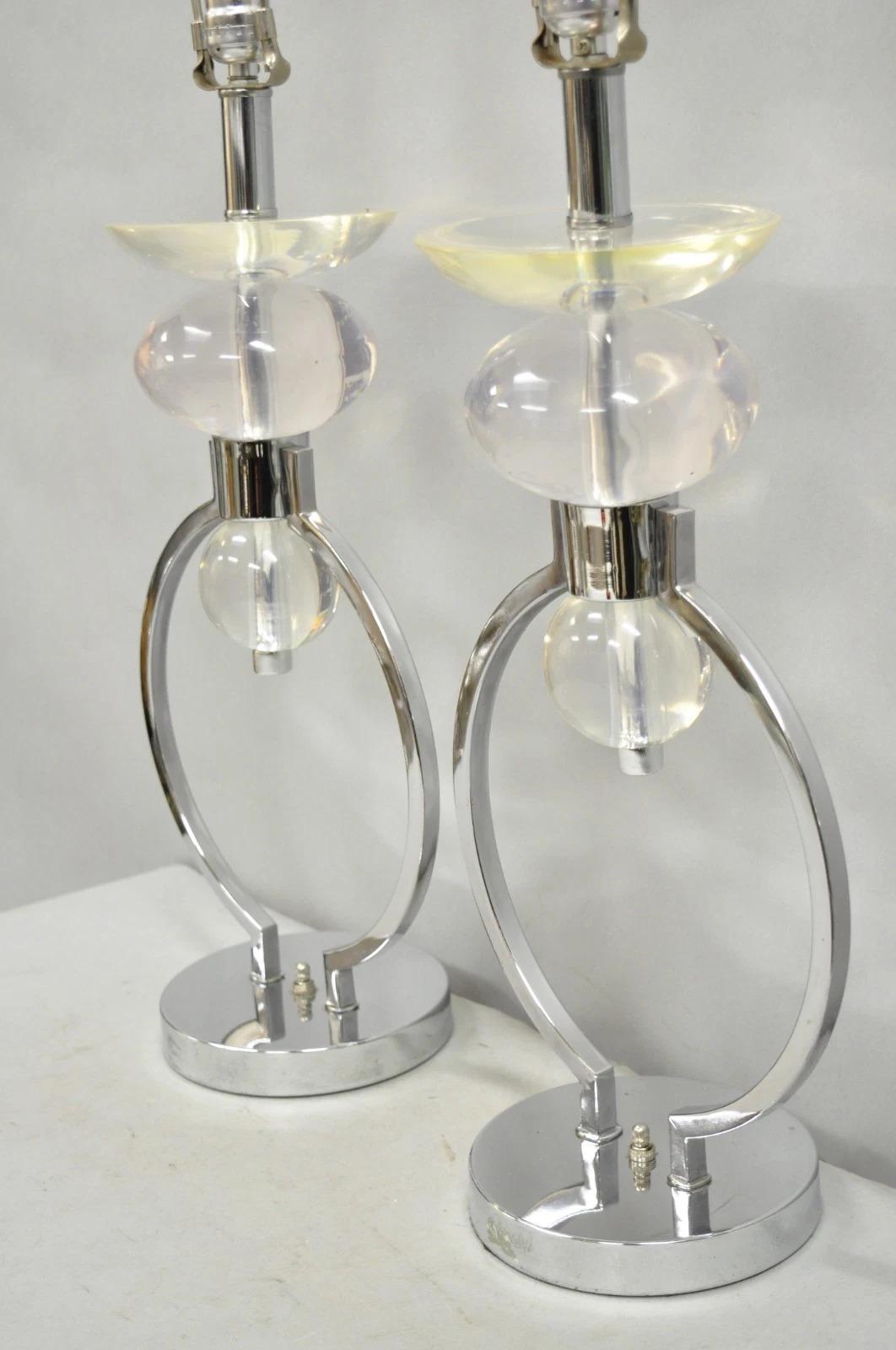 Pareja de lámparas de sobremesa escultóricas vintage postmodernas MCM Hivo Van Teal de lucita y cromo siglo XX en venta