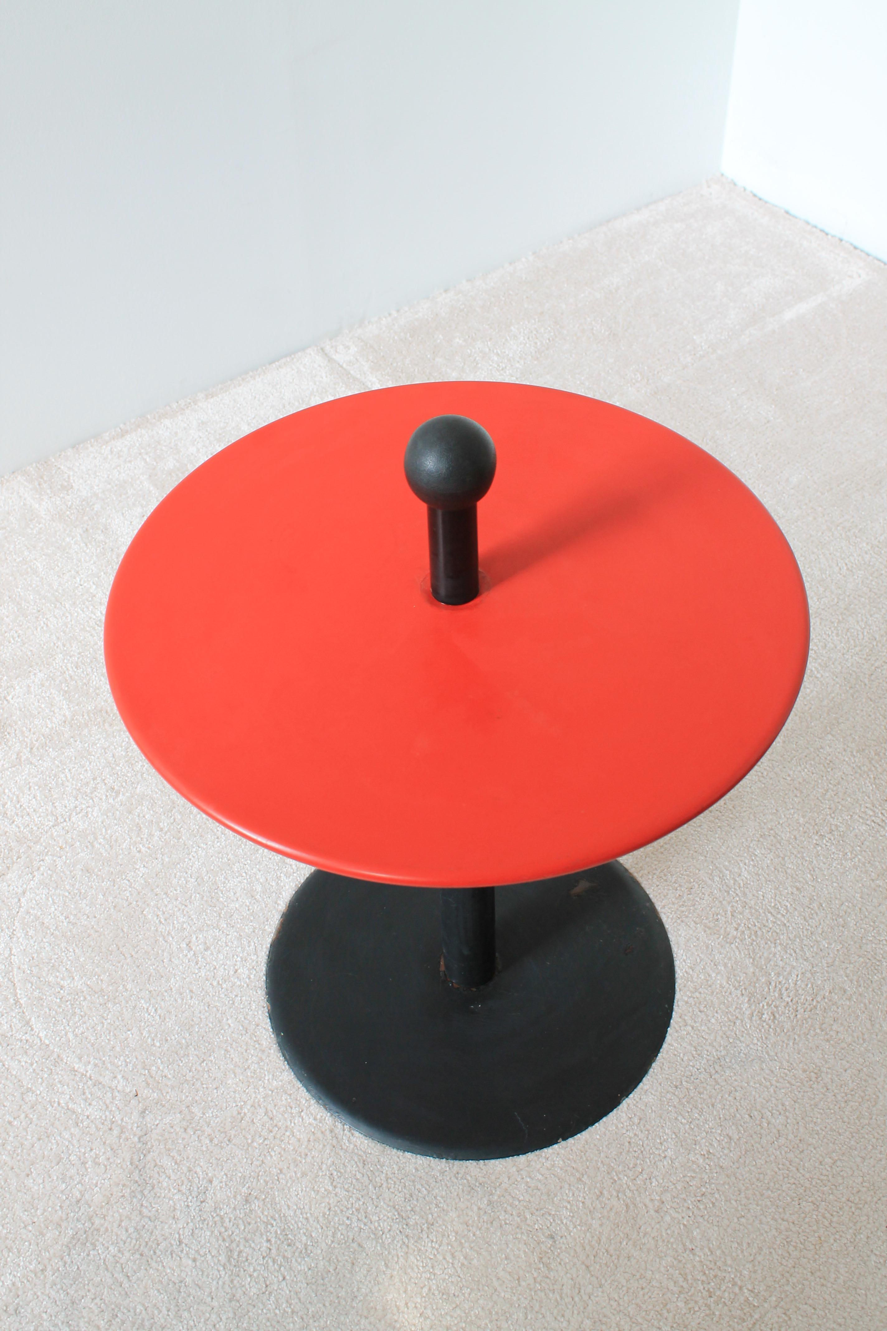 Postmodern side table from the 1980s. The ball at the top makes it easy to move the table with one hand.

The table is made of lacquered steel. The handle ball is made of plastic.

Dimensions: Diameter 51 cm, height 65 cm.