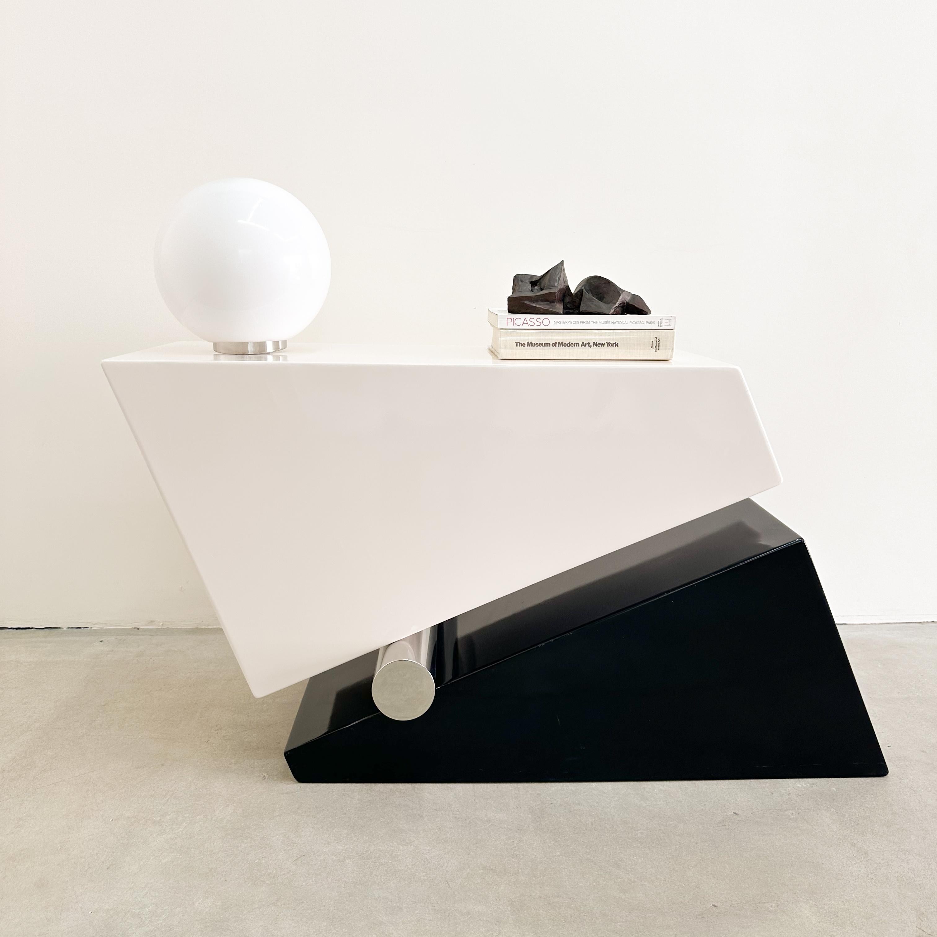 Cette sculpture géométrique postmoderne vintage est une pièce d'art fonctionnelle rare, signée 