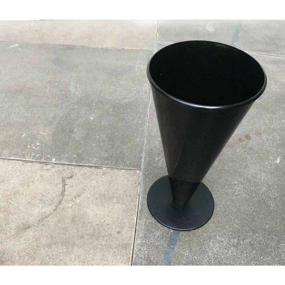 Die markante Form wird durch die komplett schwarze Farbe hervorgehoben. Der umgebaute Kegel balanciert auf einem sehr dünn ausgeführten Tellerfuß. Dieses Stück ist mit einem Zuordnungszeichen versehen.

Zusätzliche Informationen:
MATERIALIEN:
