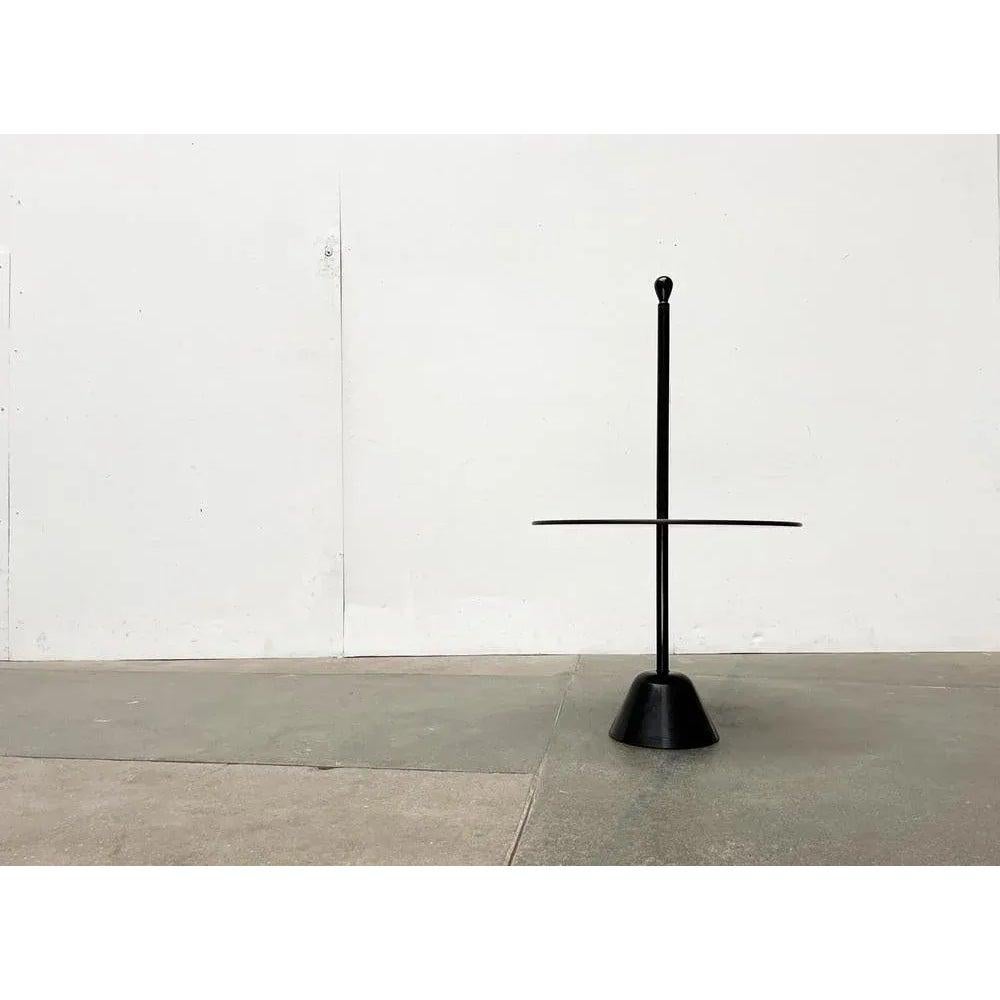Un classique du design de la série Servi du fabricant italien Zanotta, basé sur un design d'Achille Castiglioni des années 70.

Un design postmoderne avec un caractère d'objet qui impressionne également par sa grande fonctionnalité. Le contraste