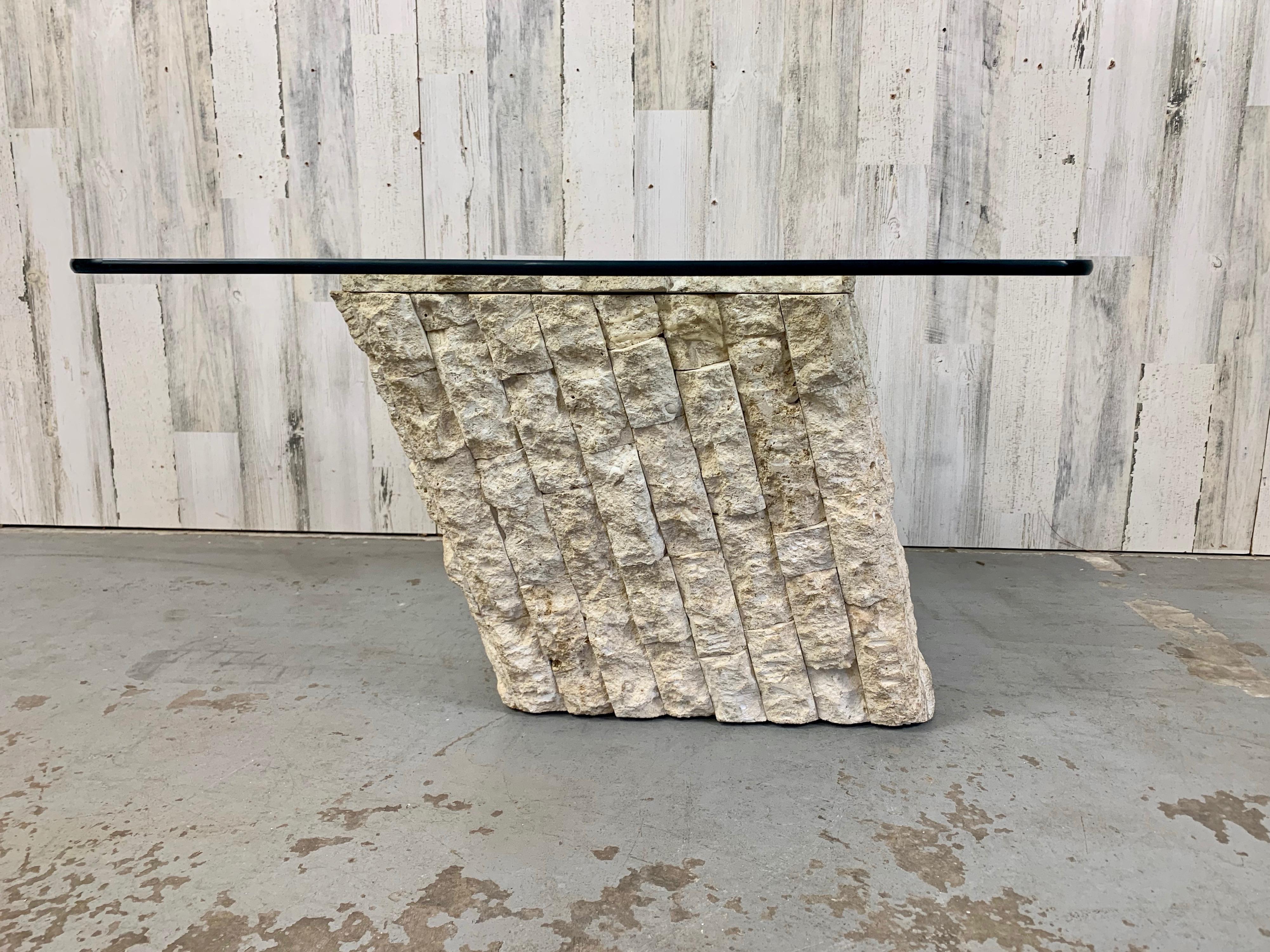 Table d'appoint / table basse vintage postmoderne en pierre naturelle de Mactan en vente 3