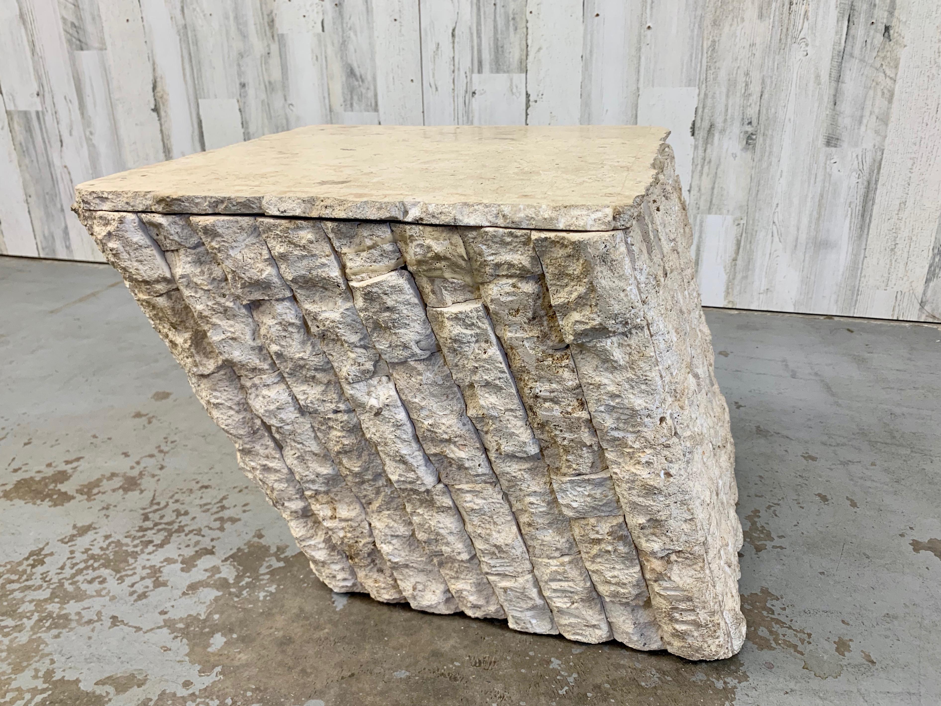 Table d'appoint / table basse vintage postmoderne en pierre naturelle de Mactan en vente 4