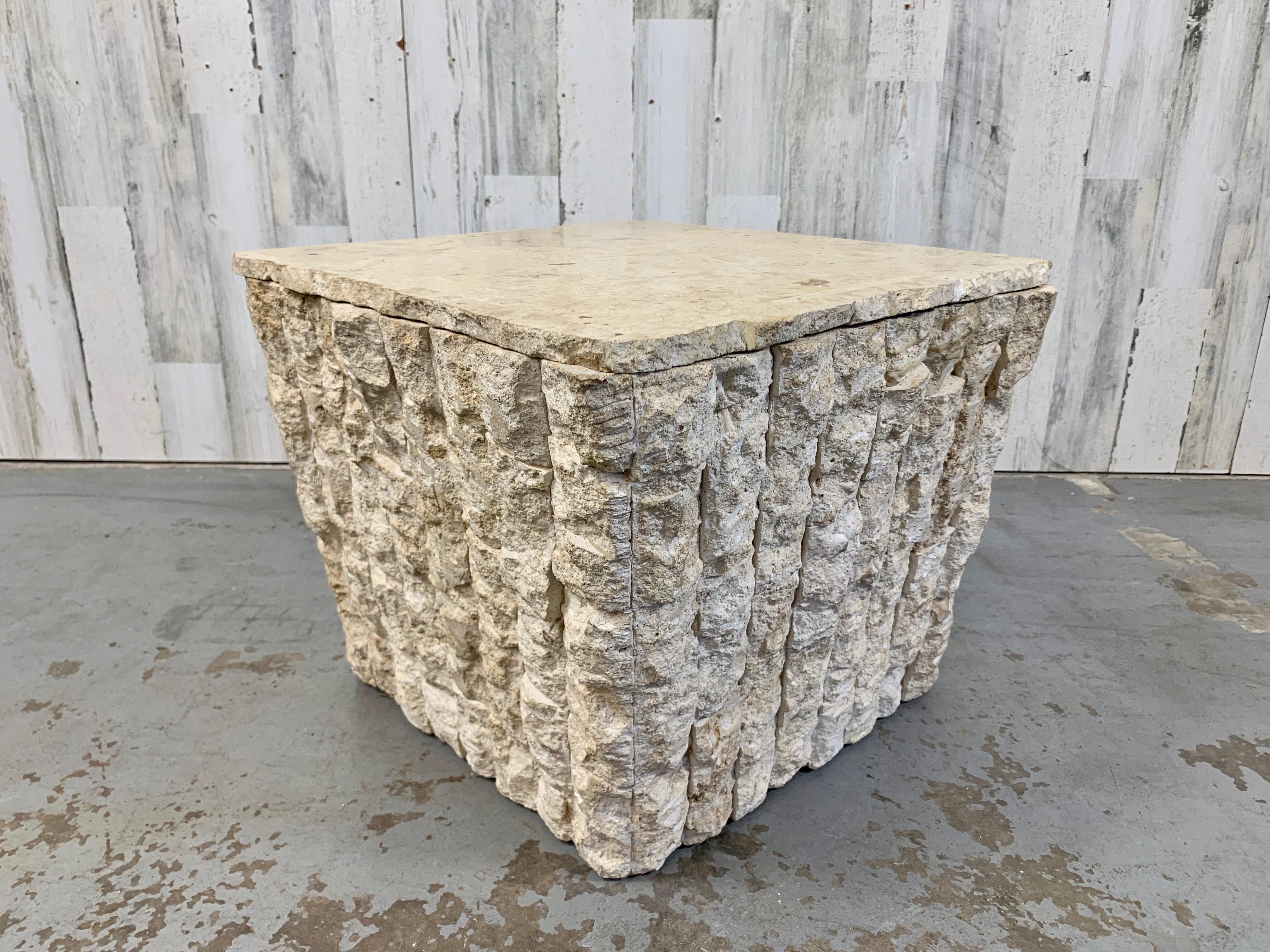 Table d'appoint / table basse vintage postmoderne en pierre naturelle de Mactan en vente 5