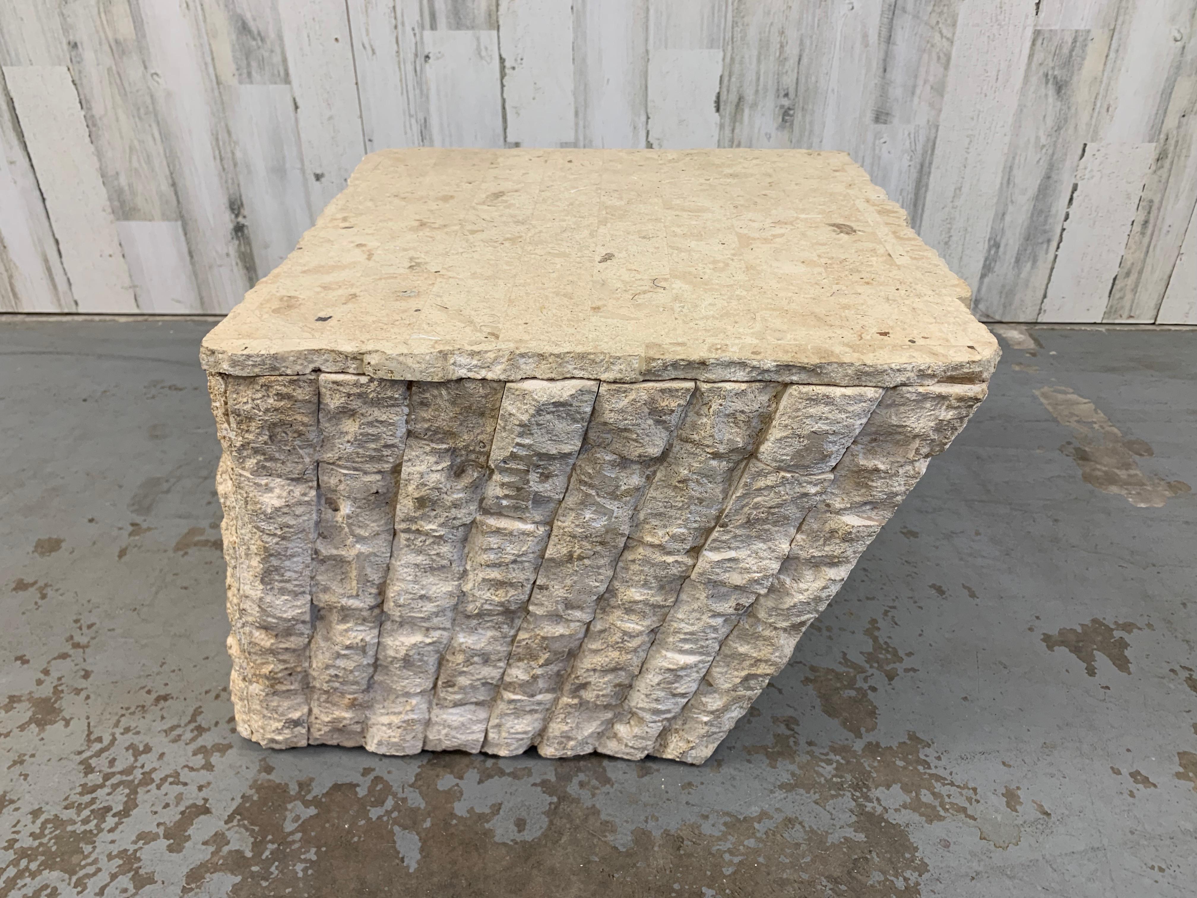 Table d'appoint / table basse vintage postmoderne en pierre naturelle de Mactan en vente 6