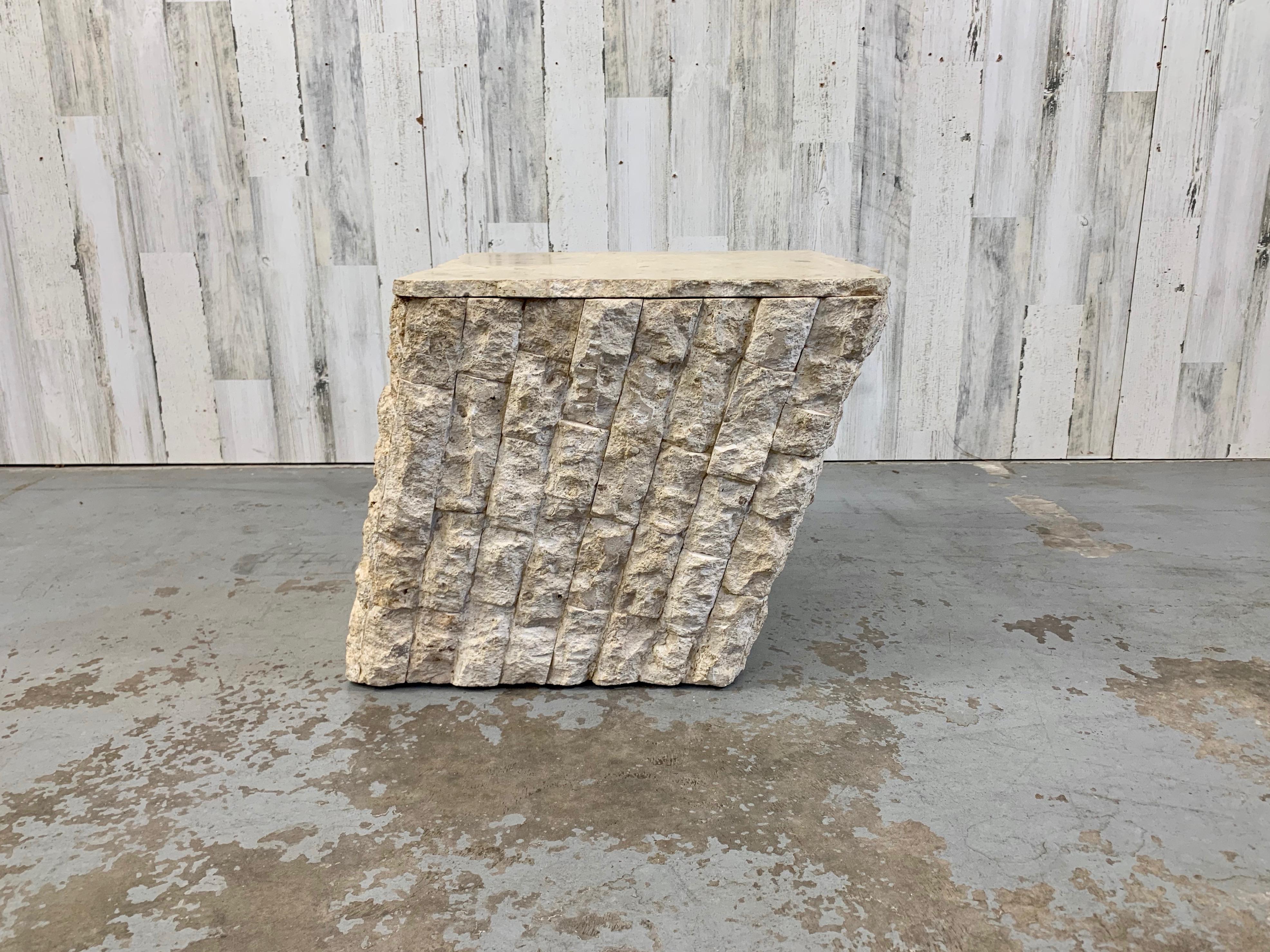 Table d'appoint / table basse vintage postmoderne en pierre naturelle de Mactan en vente 7