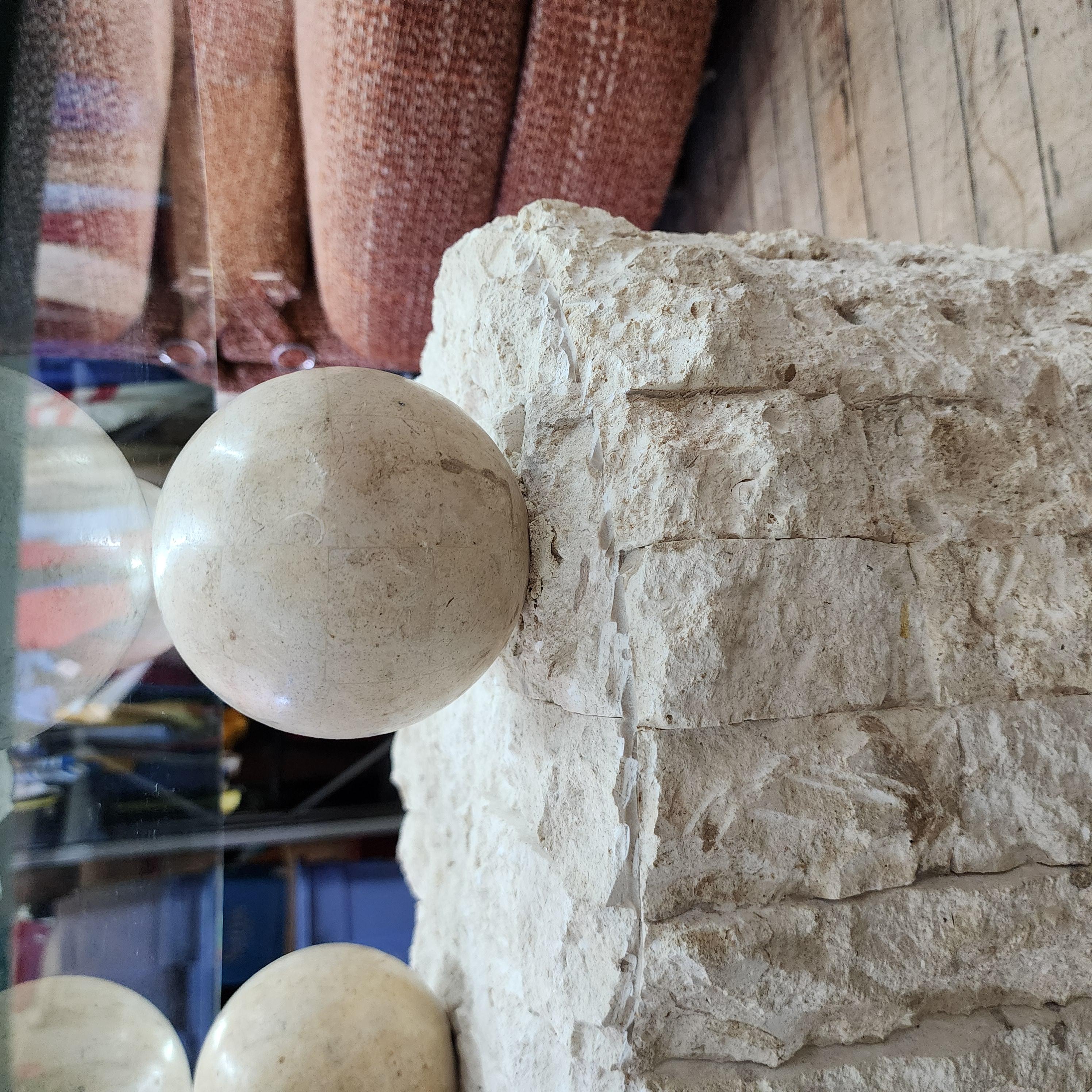 Postmoderner Beistell-/Couchtisch aus natürlichem Mactan-Stein im Angebot 10