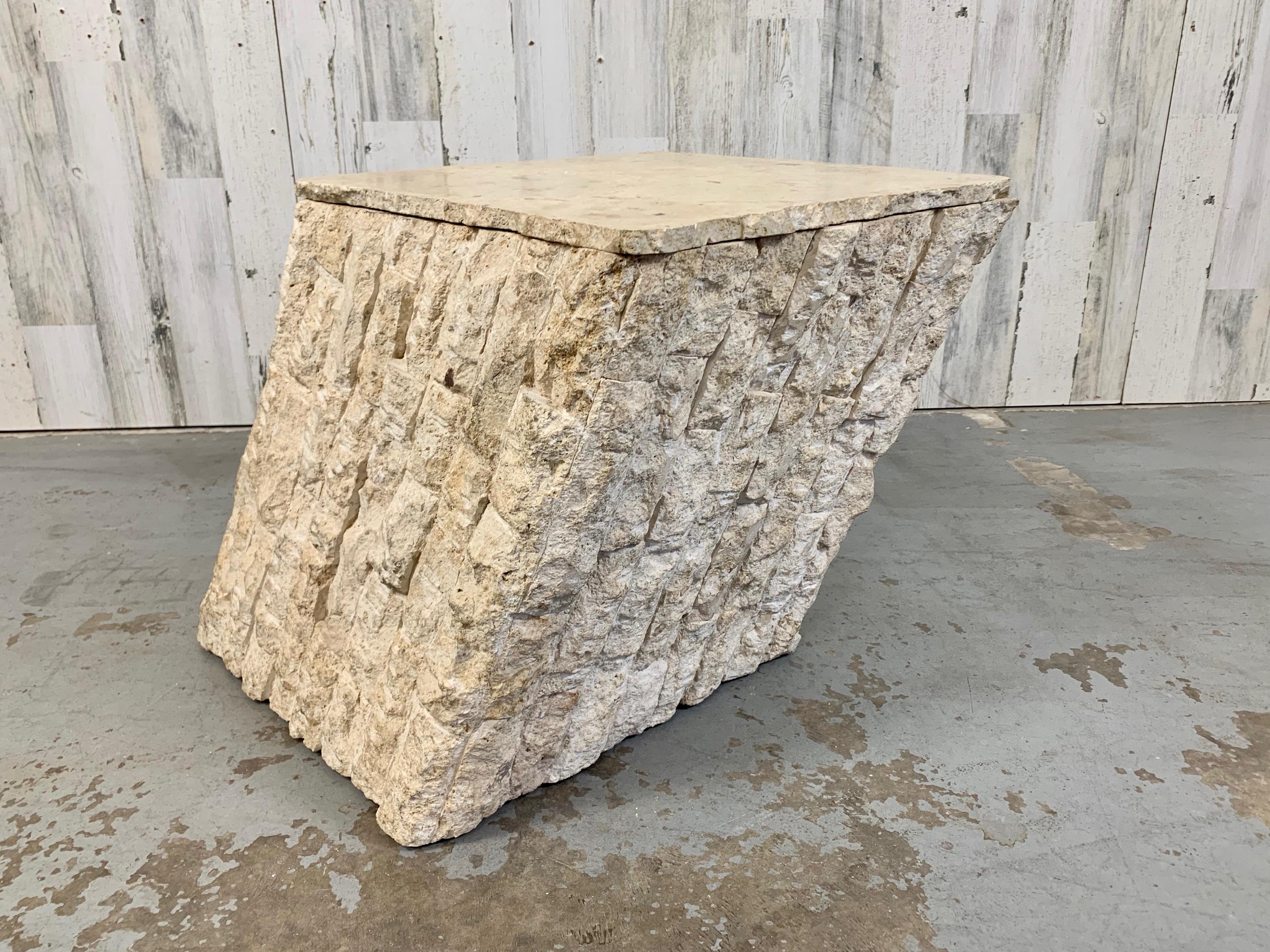 Table d'appoint / table basse vintage postmoderne en pierre naturelle de Mactan en vente 10