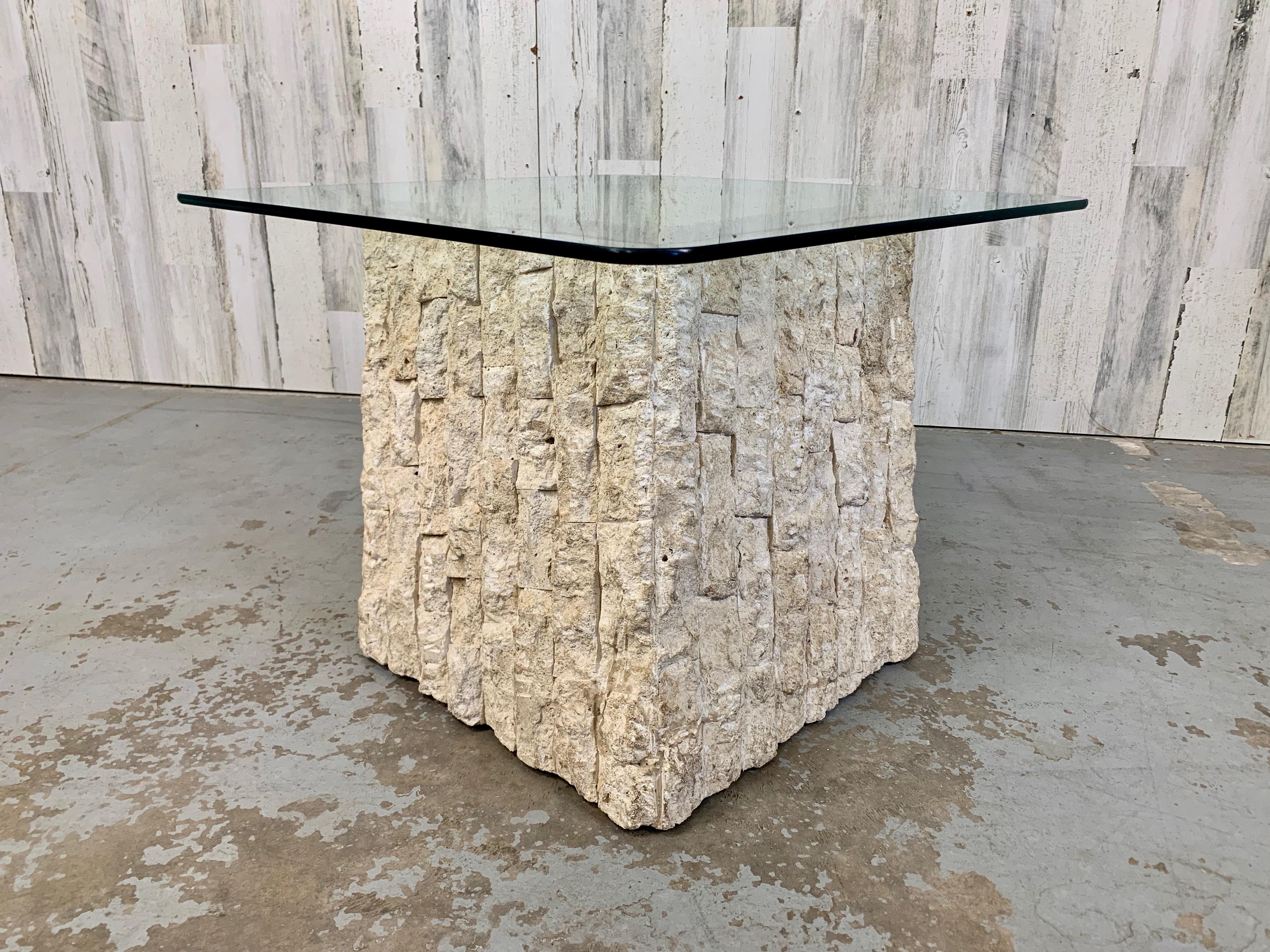 Postmoderne Table d'appoint / table basse vintage postmoderne en pierre naturelle de Mactan en vente