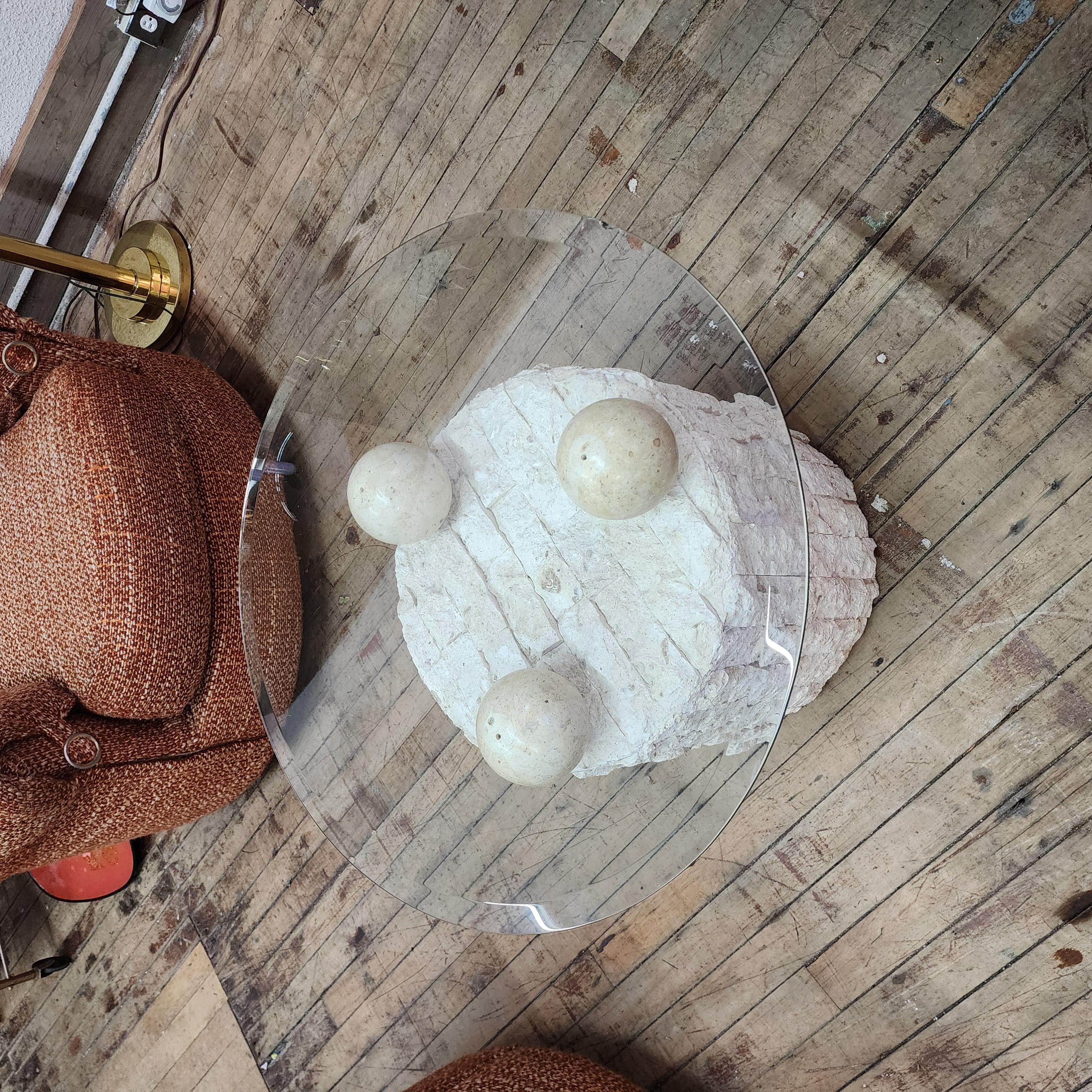 Postmoderner Beistell-/Couchtisch aus natürlichem Mactan-Stein im Zustand „Gut“ im Angebot in Bay City, MI
