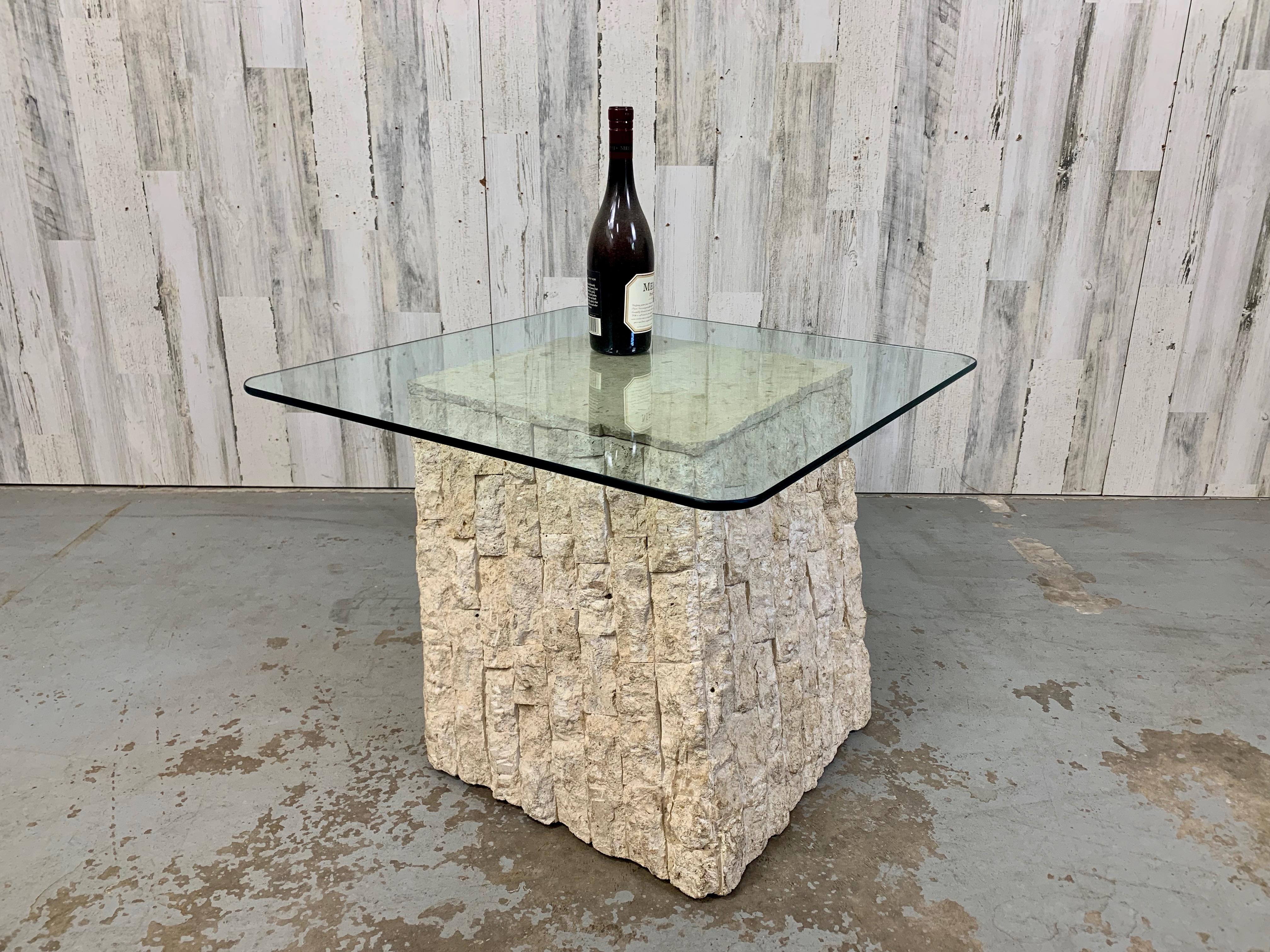 20ième siècle Table d'appoint / table basse vintage postmoderne en pierre naturelle de Mactan en vente