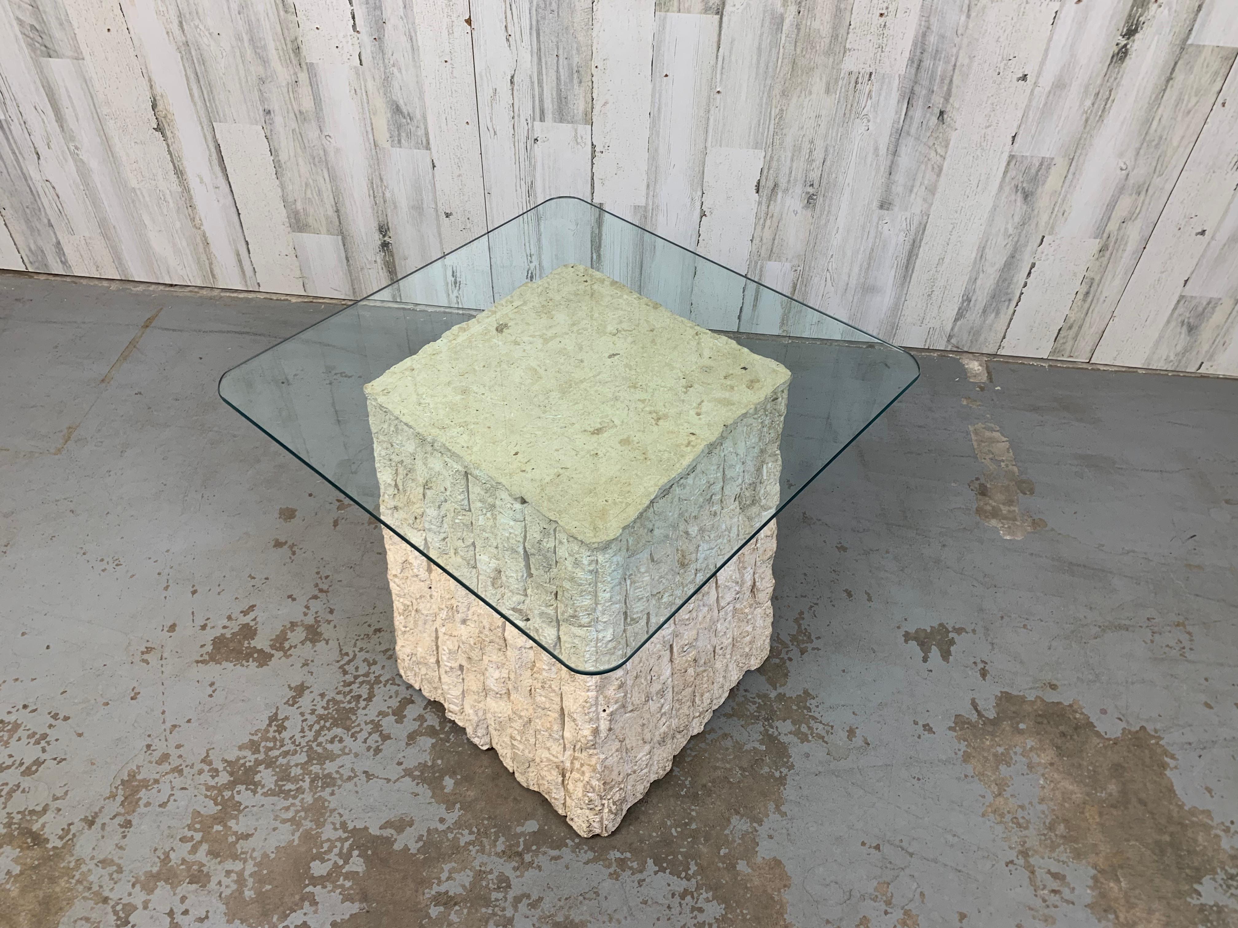 Pierre Table d'appoint / table basse vintage postmoderne en pierre naturelle de Mactan en vente