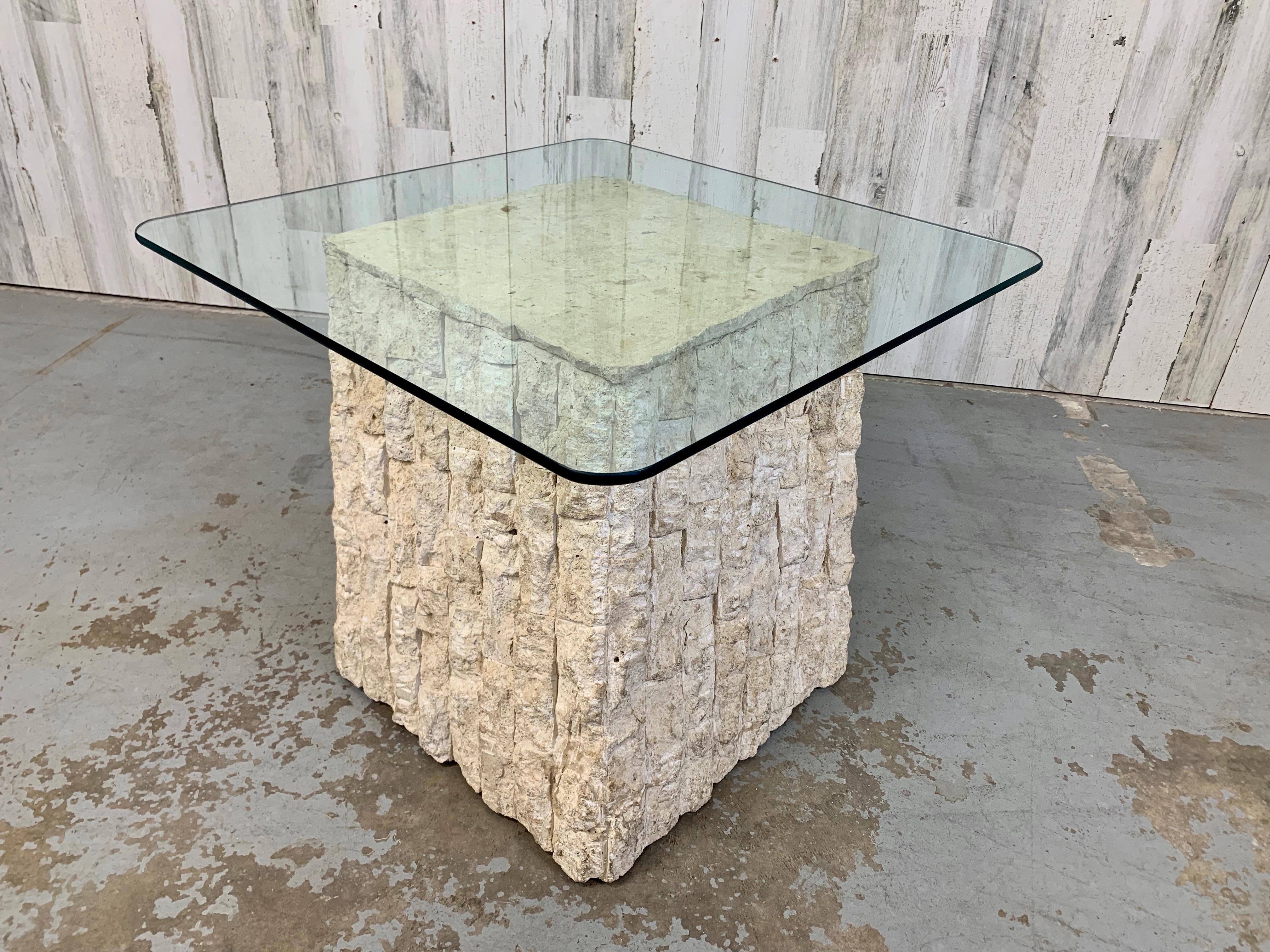 Table d'appoint / table basse vintage postmoderne en pierre naturelle de Mactan en vente 1