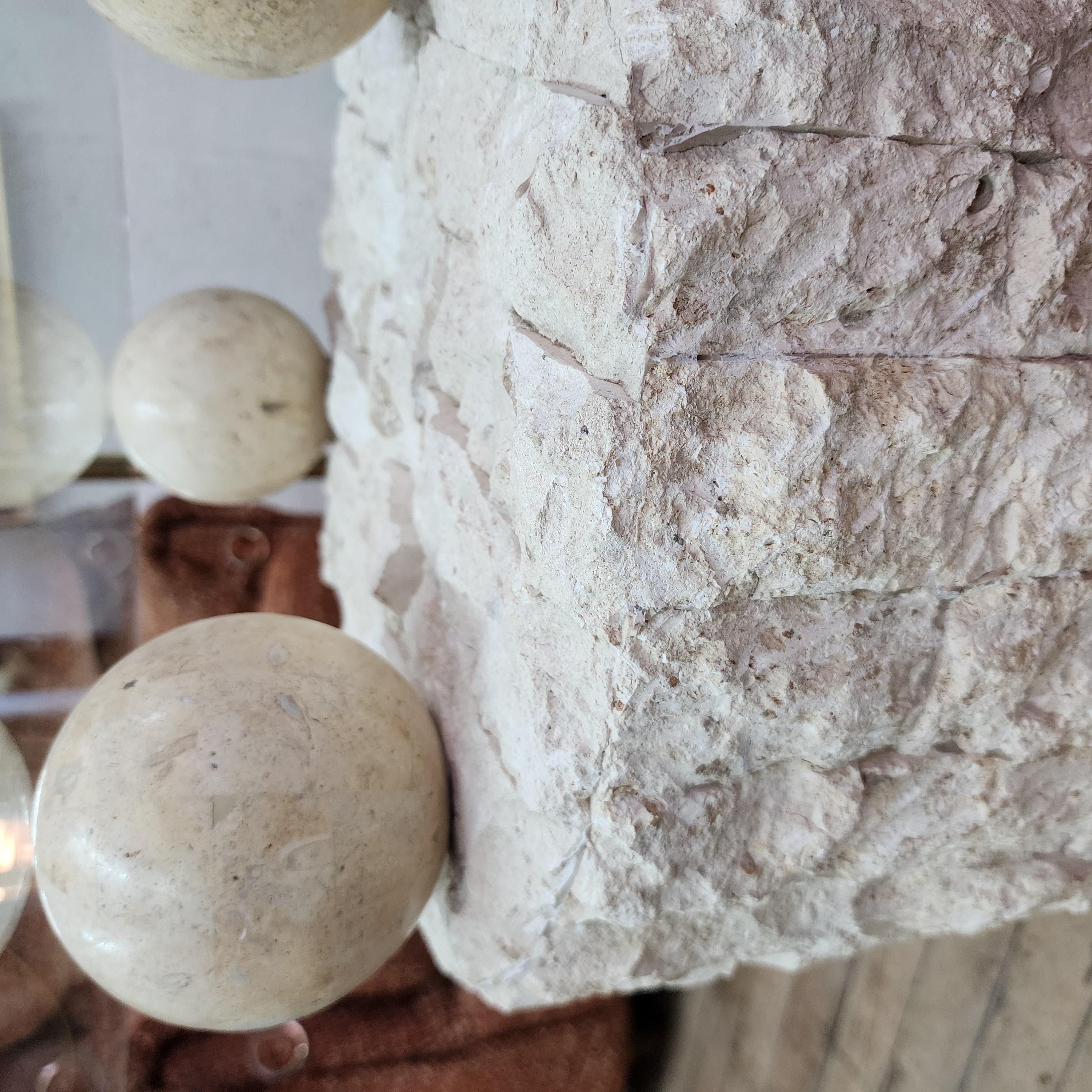 Postmoderner Beistell-/Couchtisch aus natürlichem Mactan-Stein im Angebot 4