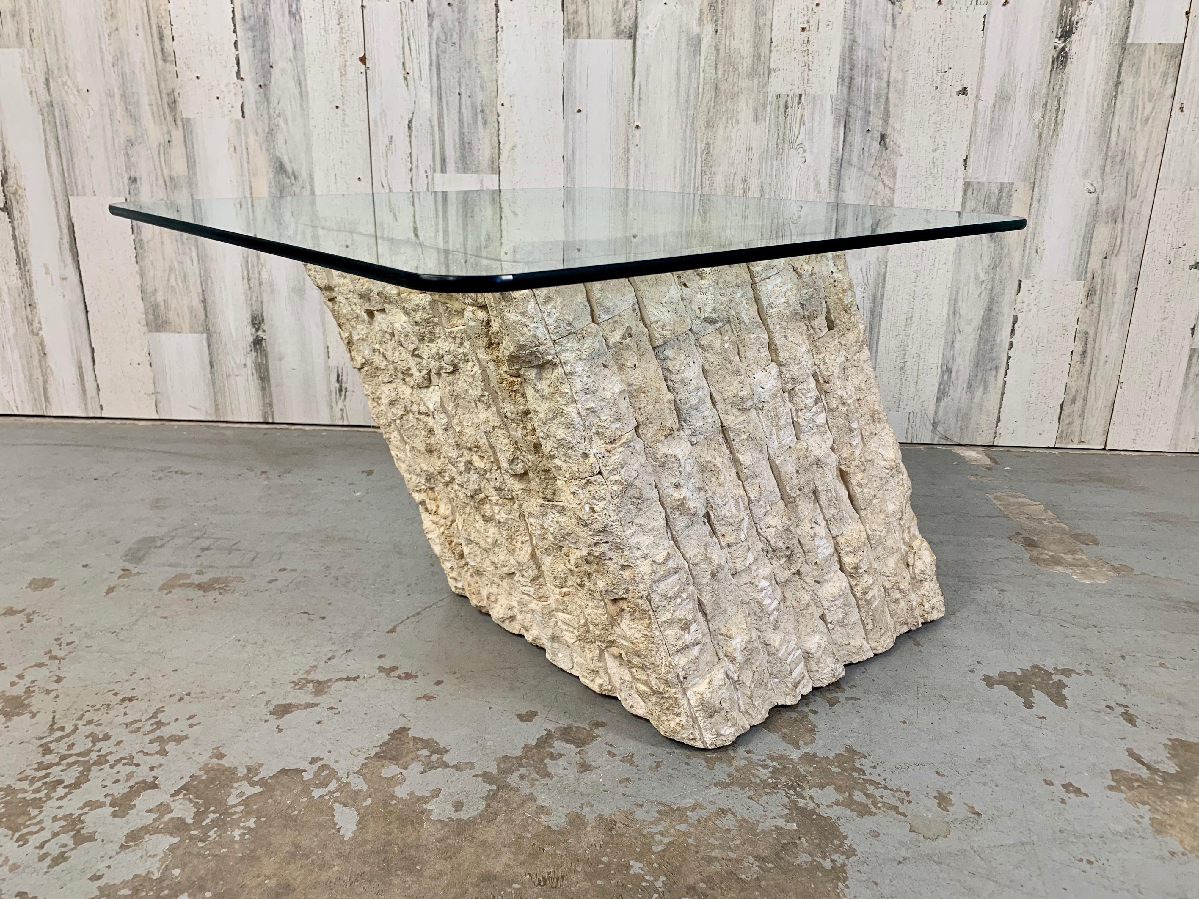 Table d'appoint / table basse vintage postmoderne en pierre naturelle de Mactan en vente 2