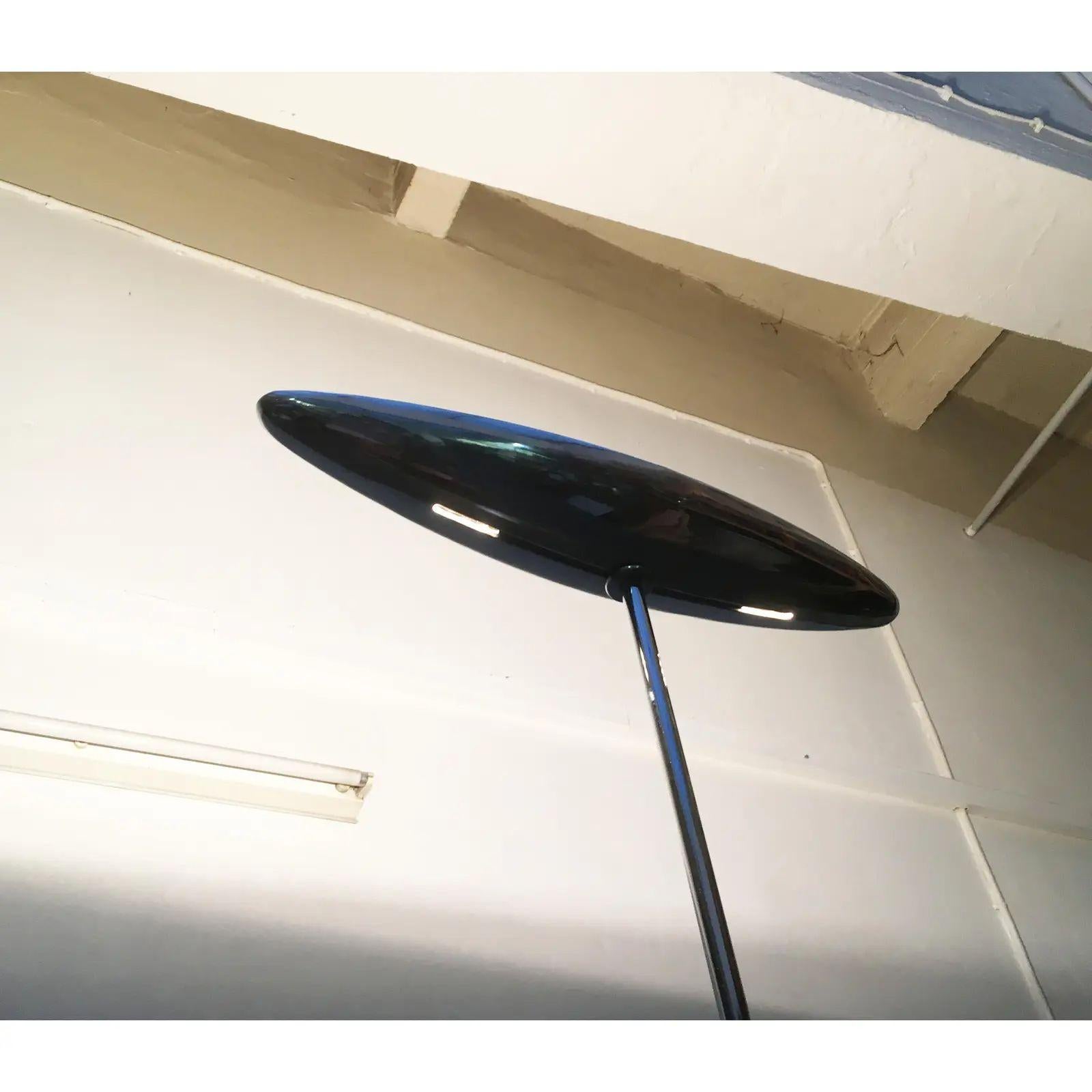 Elegante lampada da terra del produttore spagnolo B. Lux su disegno di Jorge Pensi degli anni '80.

Questa lampada da terra convince per il suo design snello e per la sua particolare matericità. All'estremità di un'asta finemente lavorata si trova