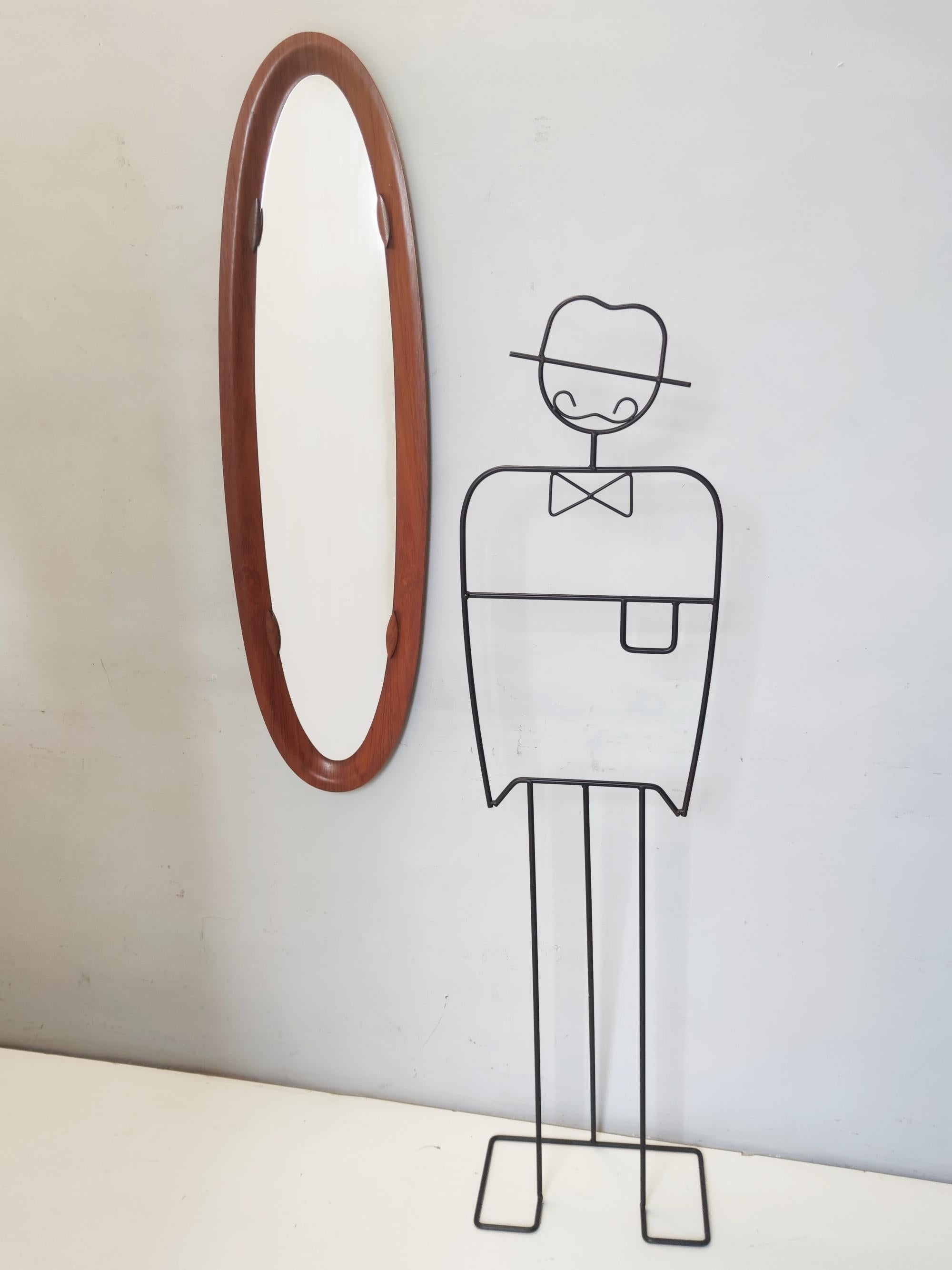Italie, années 1960-1970.
Il présente un cadre en bois incurvé.
Ce miroir est une pièce vintage, il peut donc présenter de légères traces d'utilisation, mais il peut être considéré comme étant en excellent état d'origine et prêt à devenir une