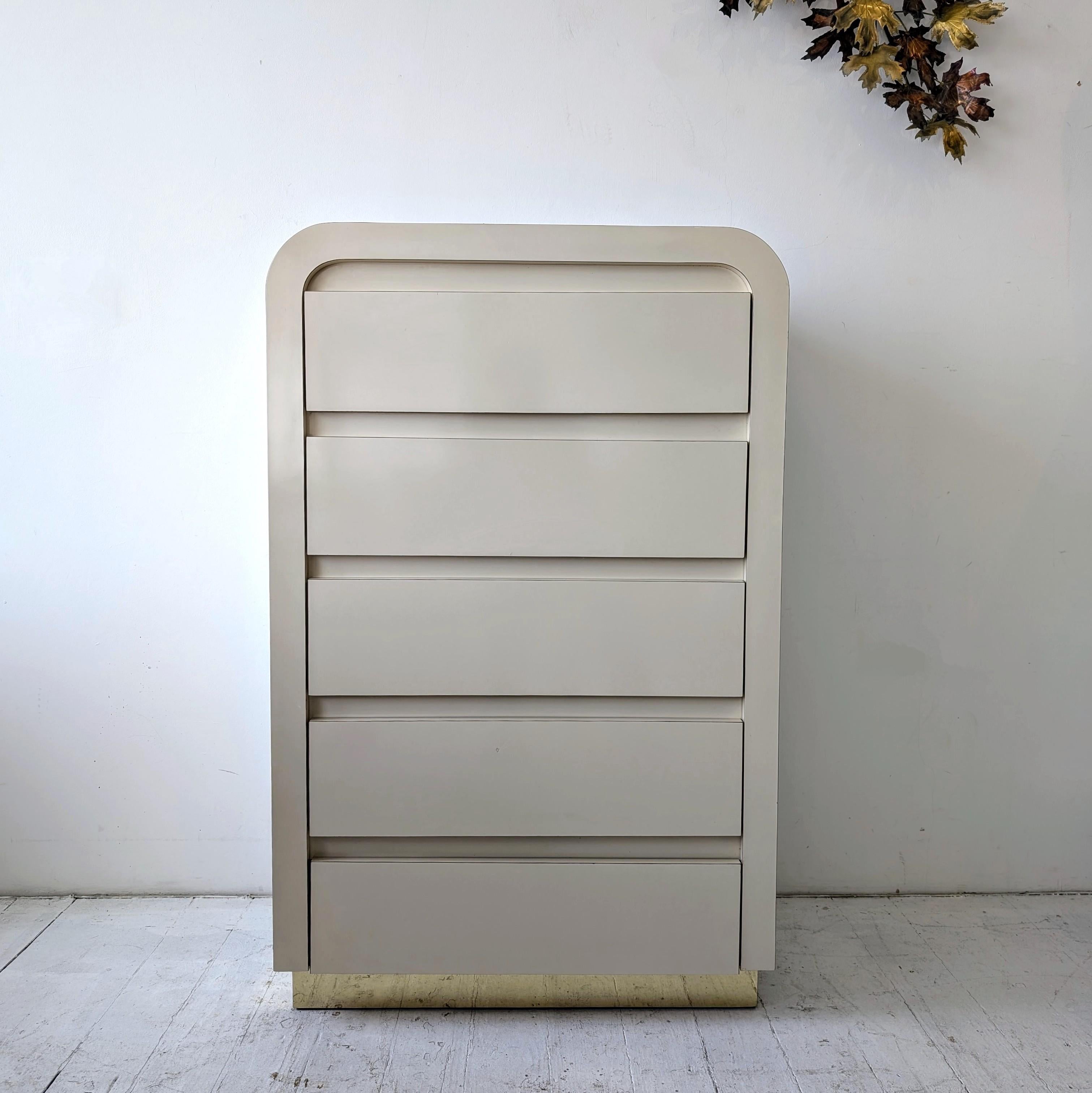Wasserfall-Schubladen aus pfirsichfarbenem/rotem/cremefarbenem Laminat mit goldenem Sockel, USA 1980er Jahre. Fünf Schubladen. Guter Vintage-Zustand - zwei kleine Reparaturen am Laminat, die nicht sehr sichtbar sind.
Die Schubladen laufen