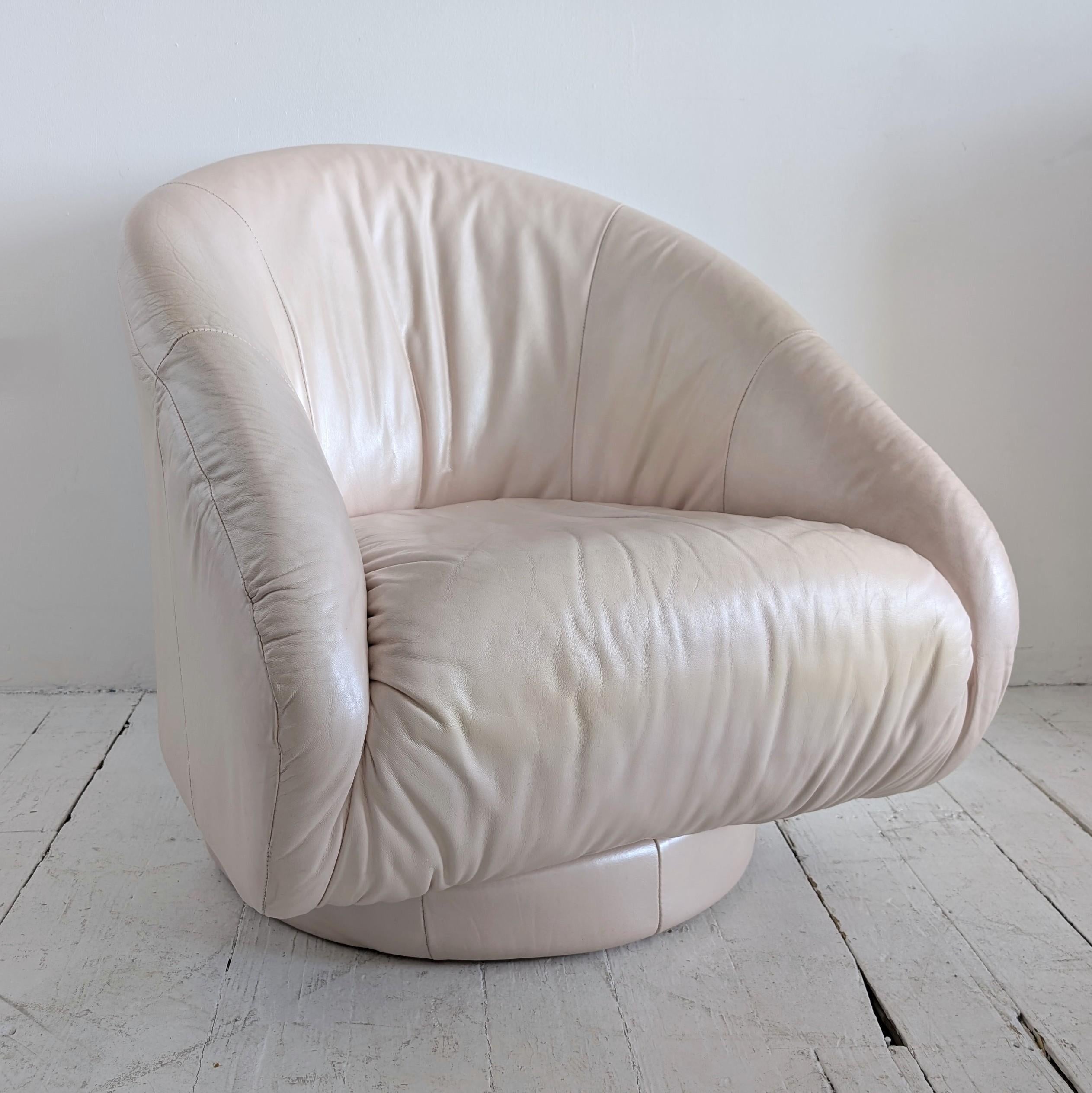 Drehbarer Sessel aus perlmuttfarbenem Leder von Natuzzi, Italien, 1980er Jahre. Dieses Angebot ist für EINEN Stuhl, aber wir haben zwei: Bitte wählen Sie 2, wenn Sie das Paar kaufen möchten.

Sehr bequemer Plouffy-Stuhl - entspannt und ziemlich tief