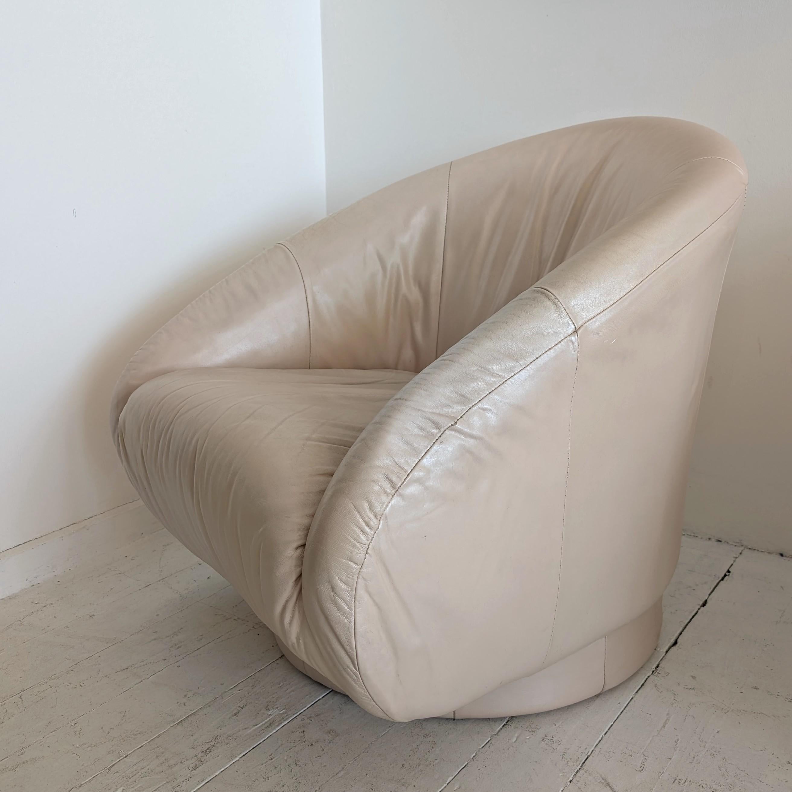 Vintage Postmoderner Dreh-Loungesessel aus rosa perlenbesetztem Leder, Natuzzi 1980er Jahre im Angebot 1