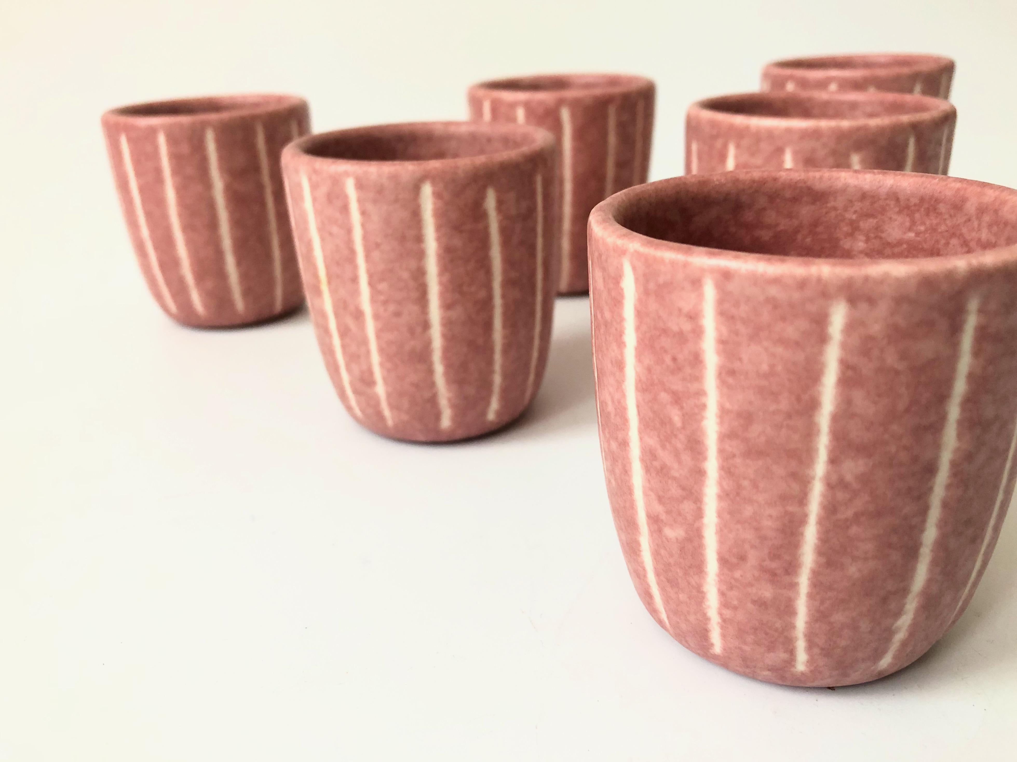 Ensemble de carafes et décanter en poterie rose postmoderne vintage par Jaru of California en vente 4