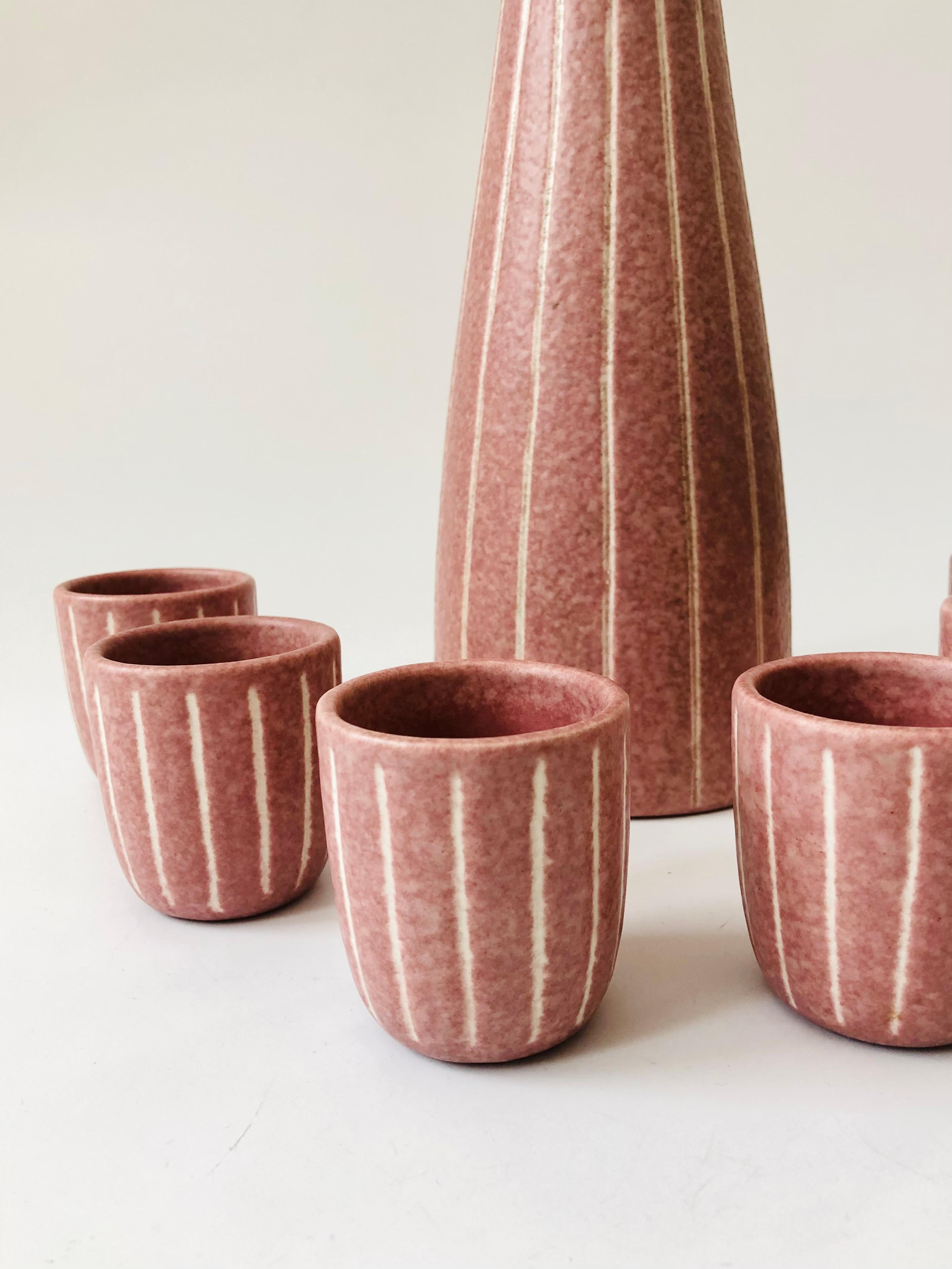Postmoderne Ensemble de carafes et décanter en poterie rose postmoderne vintage par Jaru of California en vente