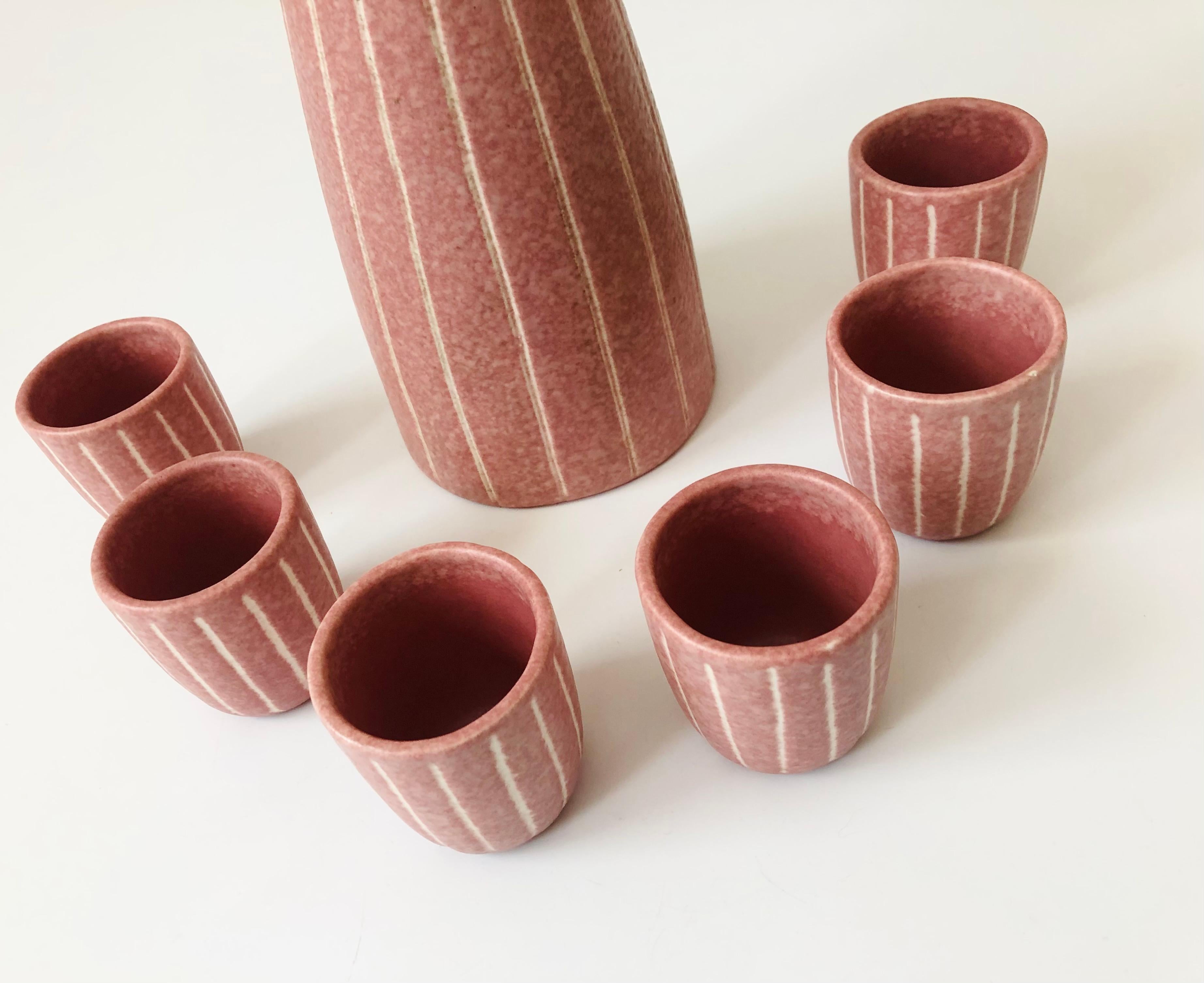 Poteries Ensemble de carafes et décanter en poterie rose postmoderne vintage par Jaru of California en vente