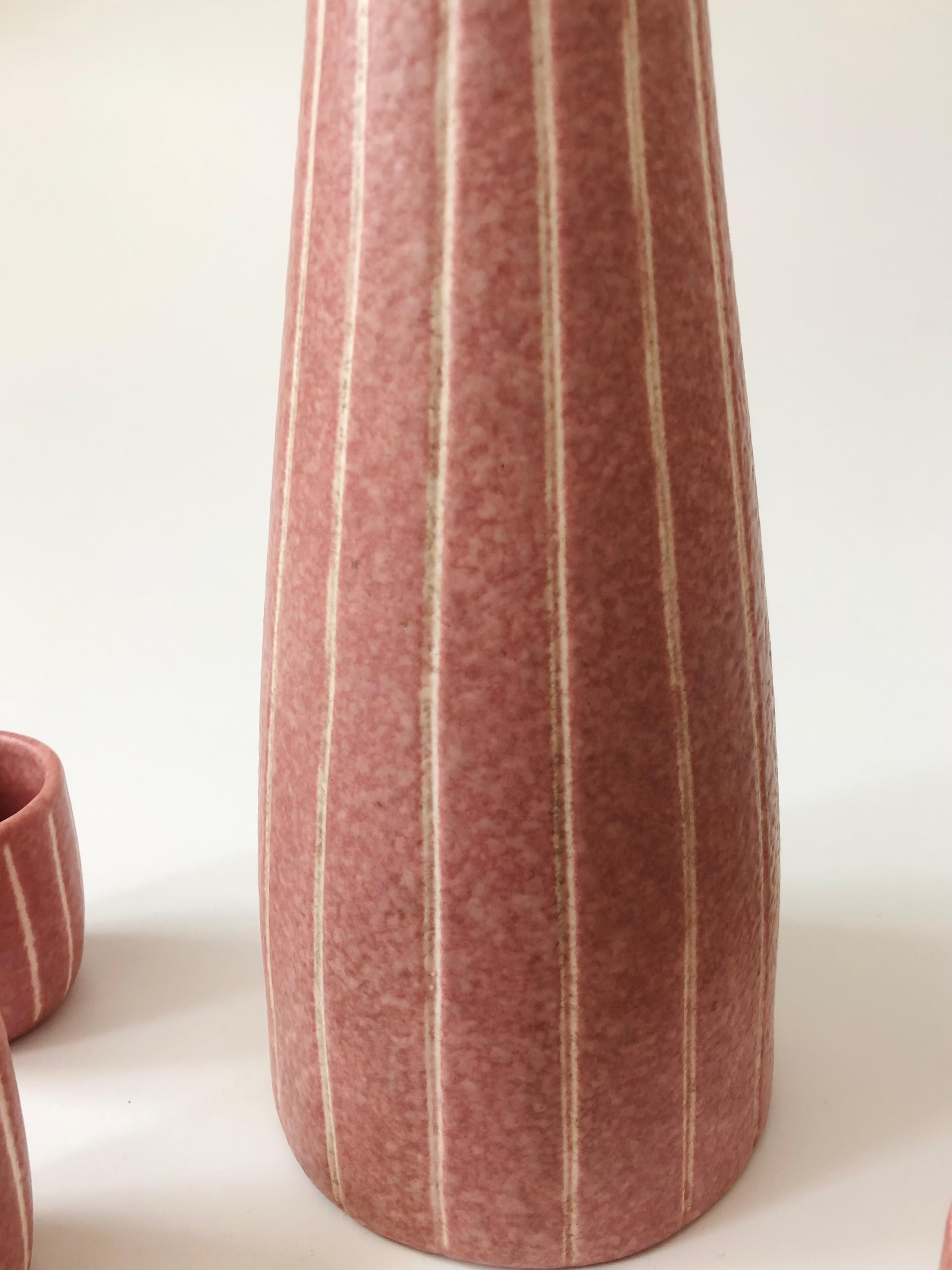 Ensemble de carafes et décanter en poterie rose postmoderne vintage par Jaru of California en vente 1