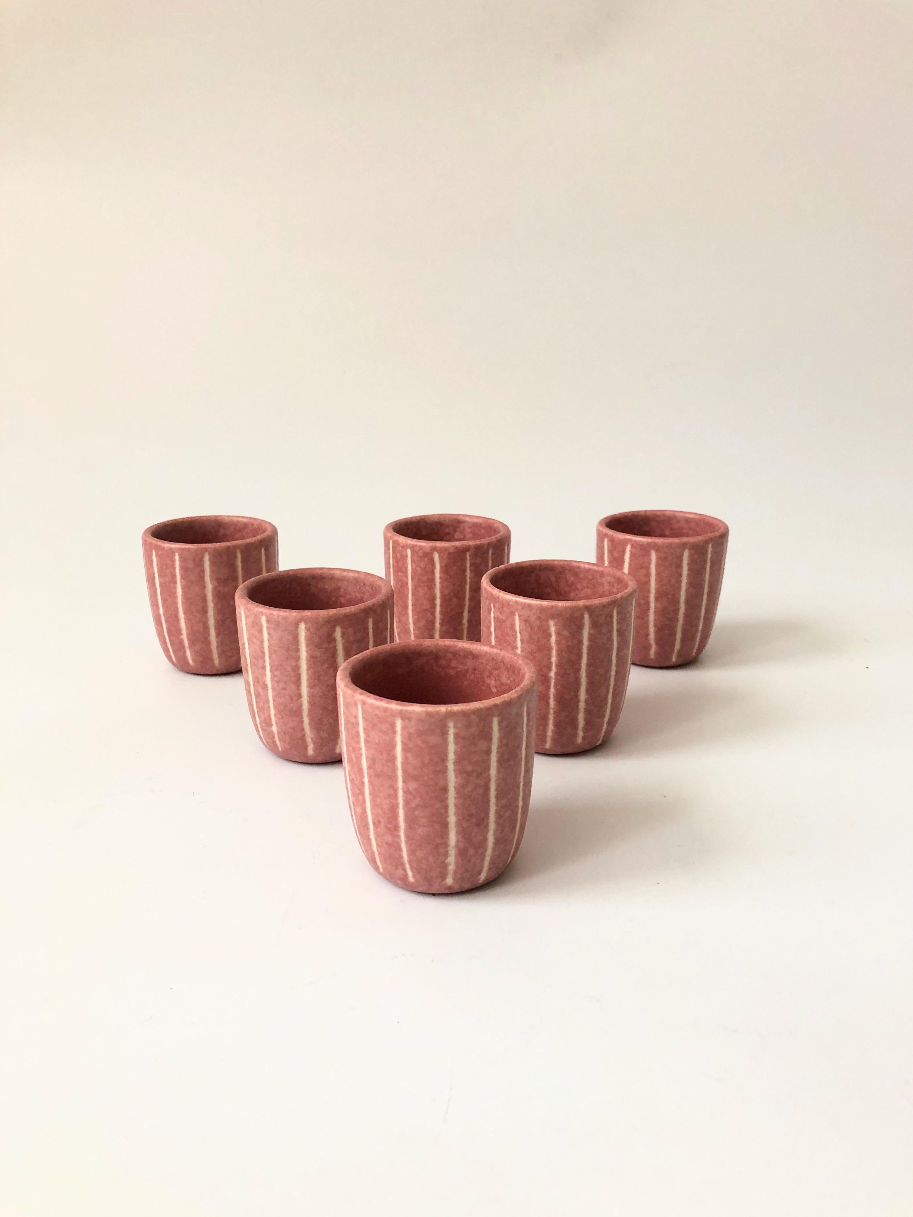 Ensemble de carafes et décanter en poterie rose postmoderne vintage par Jaru of California en vente 2
