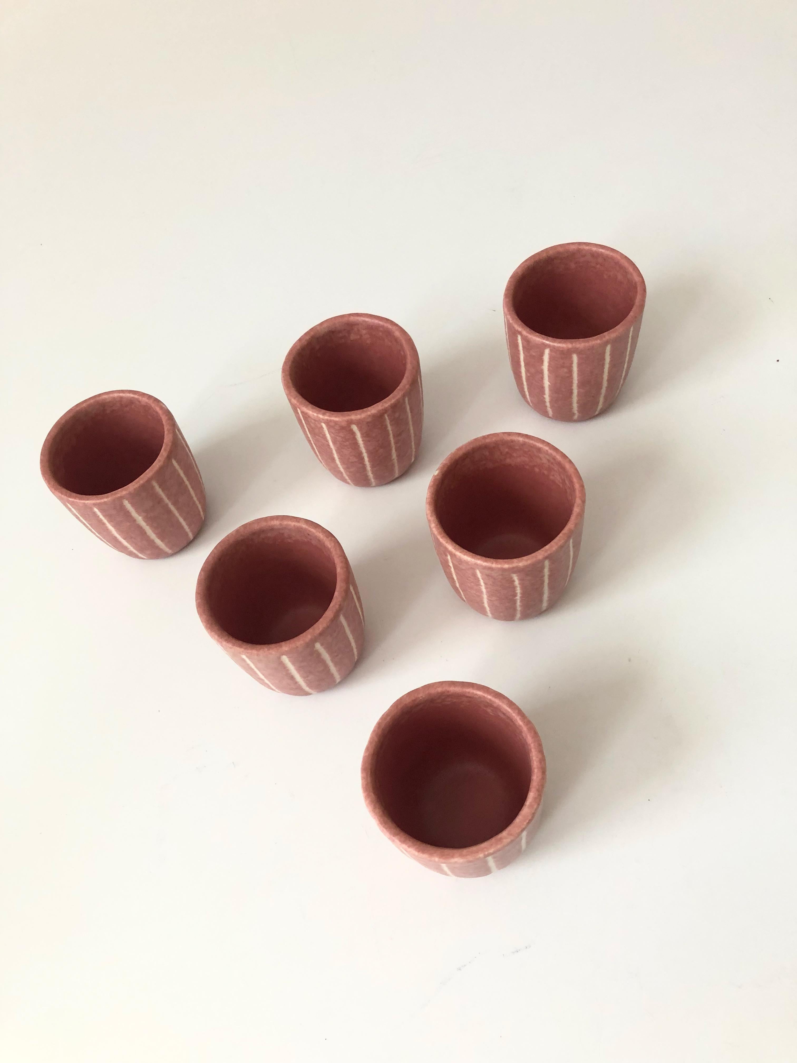 Ensemble de carafes et décanter en poterie rose postmoderne vintage par Jaru of California en vente 3