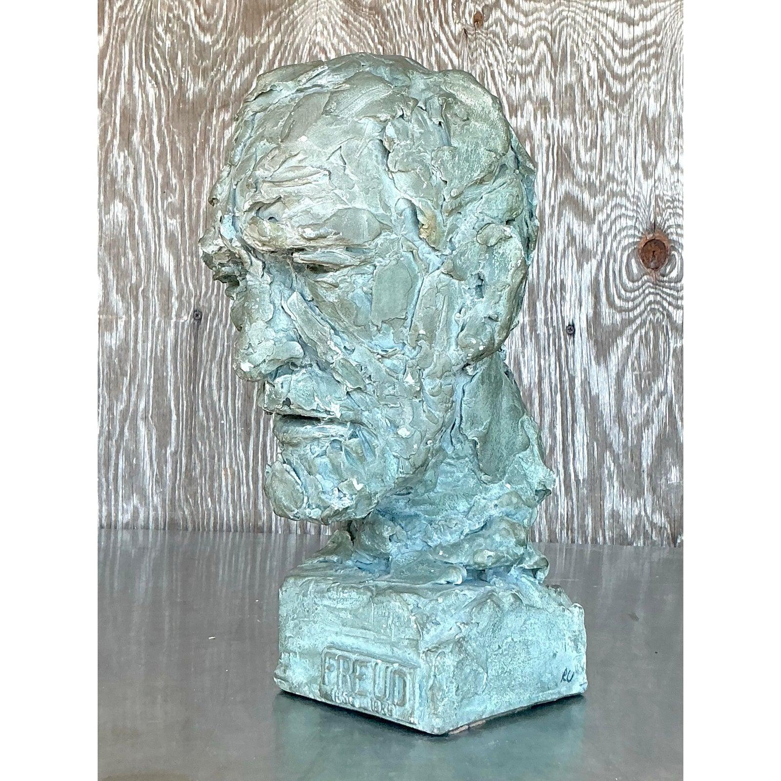 Scopri il fascino di questo Busto in gesso postmoderno di Freud, un pezzo sorprendente che unisce la reverenza storica all'innovazione artistica. Realizzata con dettagli meticolosi, la superficie in gesso testurizzato cattura un'estetica grezza ed