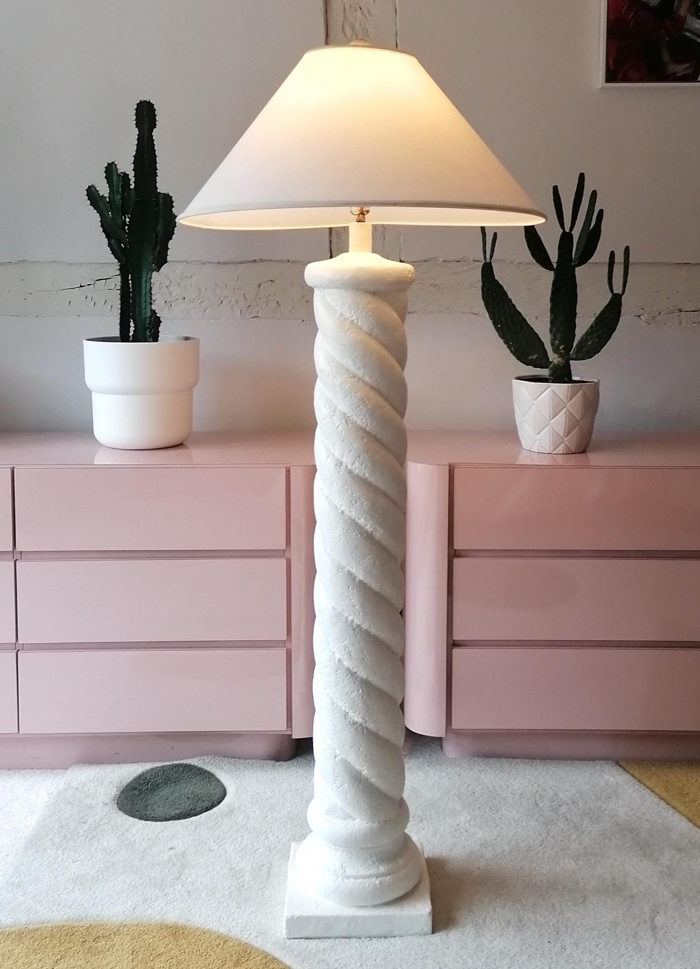 Vintage postmodern plaster spiral twist floor lamp, 1980s American. Stamped with 'Sun 89'. Newly rewired with white braided cord. Original shade has a couple of dings. Lamp is perfect.

Dimensions : height to top of shade 150cm, diameter of shade