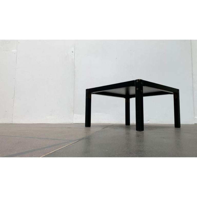 Mesa de centro sencilla de la colección Profile System de Flötotto.

Un diseño muy sencillo y funcional, que se rompe con la superficie de color de la mesa. La mesa procede de la colección Profilsystem, conocida por los armarios y estanterías