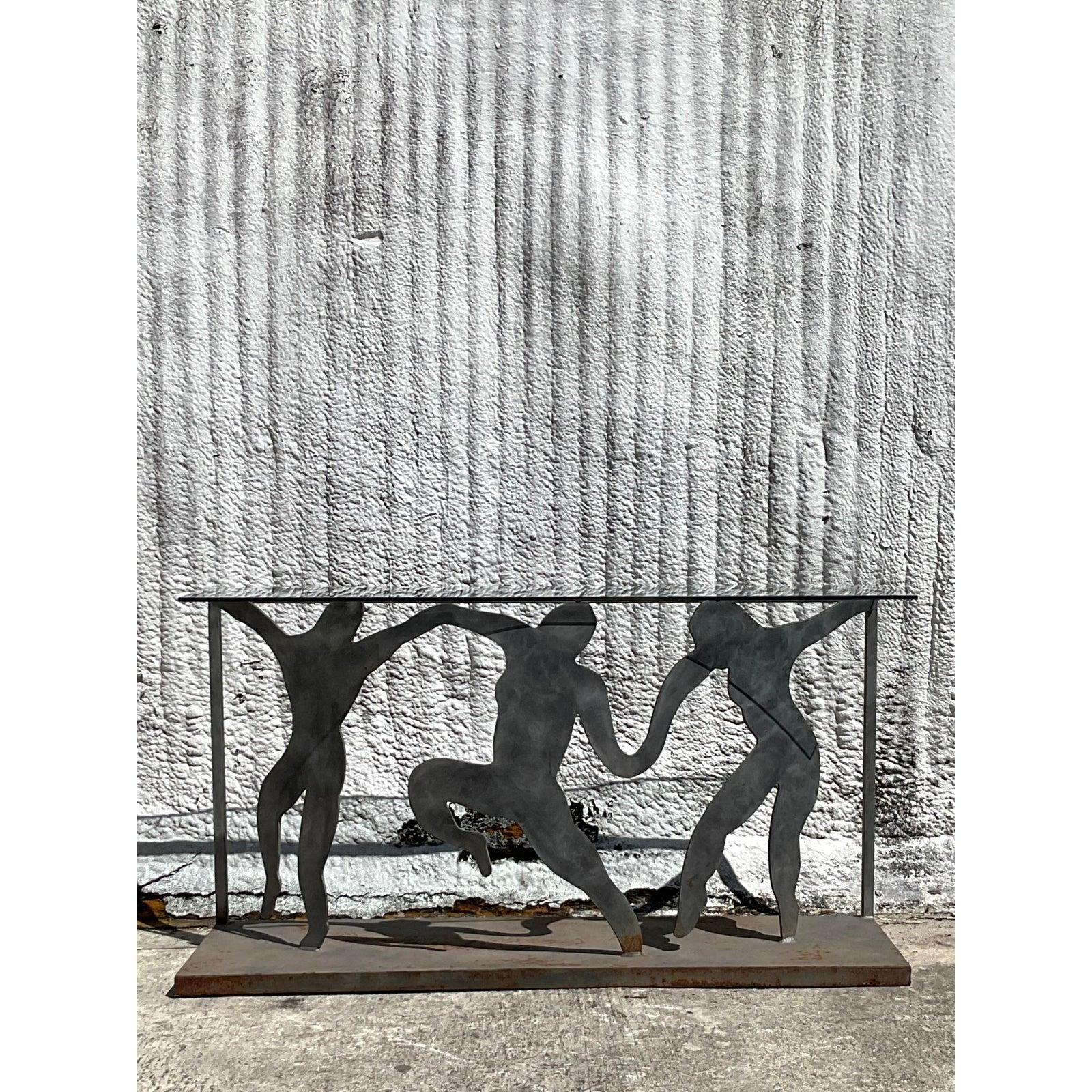 Mélange frappant d'art et de fonction, cette table console postmoderne vintage fait une déclaration audacieuse avec son design unique de silhouette en métal découpé à l'emporte-pièce. Avec ses trois figures humaines dynamiques en mouvement, cette