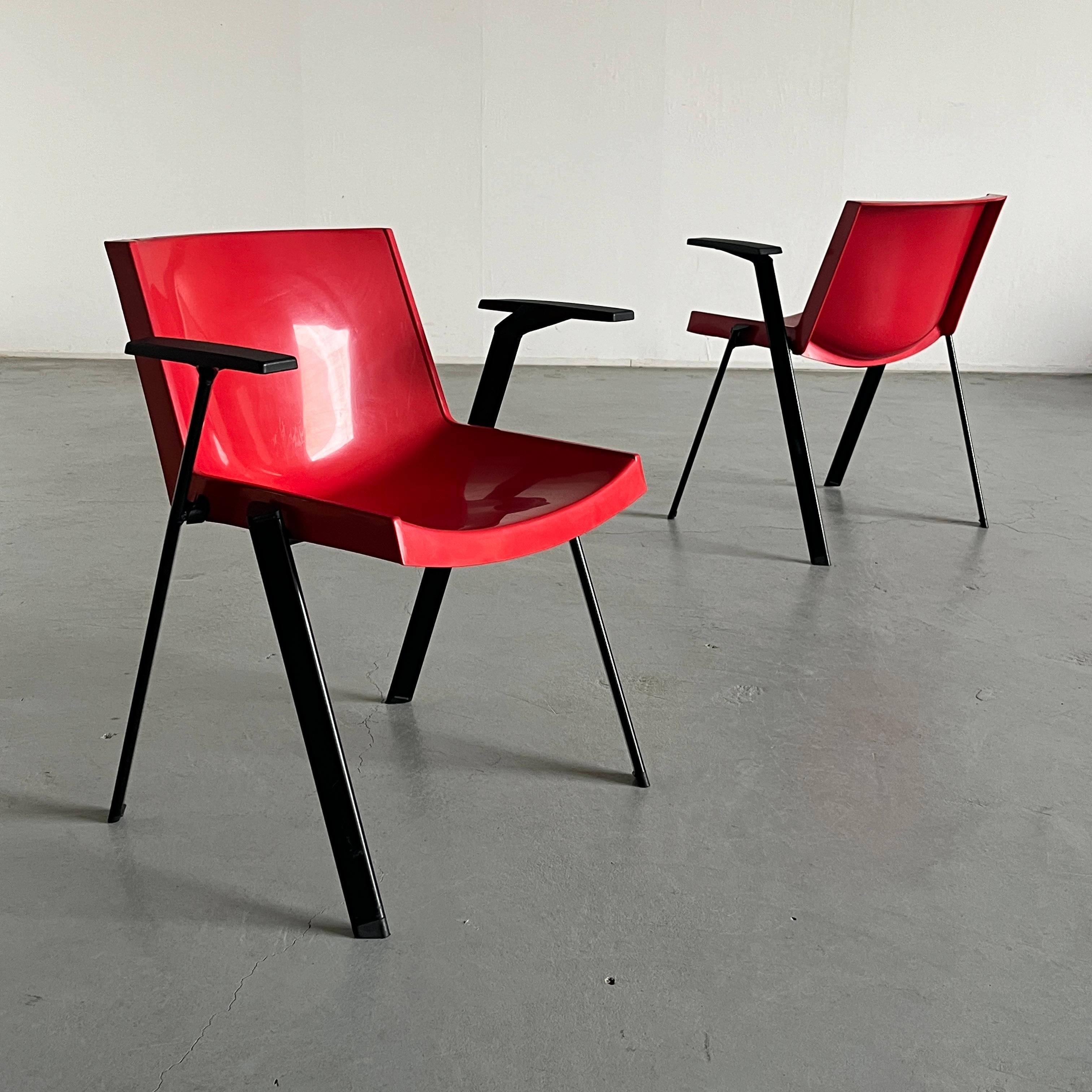 Coppia di sedie vintage 'Plurima' disegnate da Roberto Lucci e Paolo Orlandini per il produttore 'coopsette'. Questo produttore ha acquisito i diritti di produzione delle sedie dopo Artemide, sotto la quale le sedie erano intitolate 