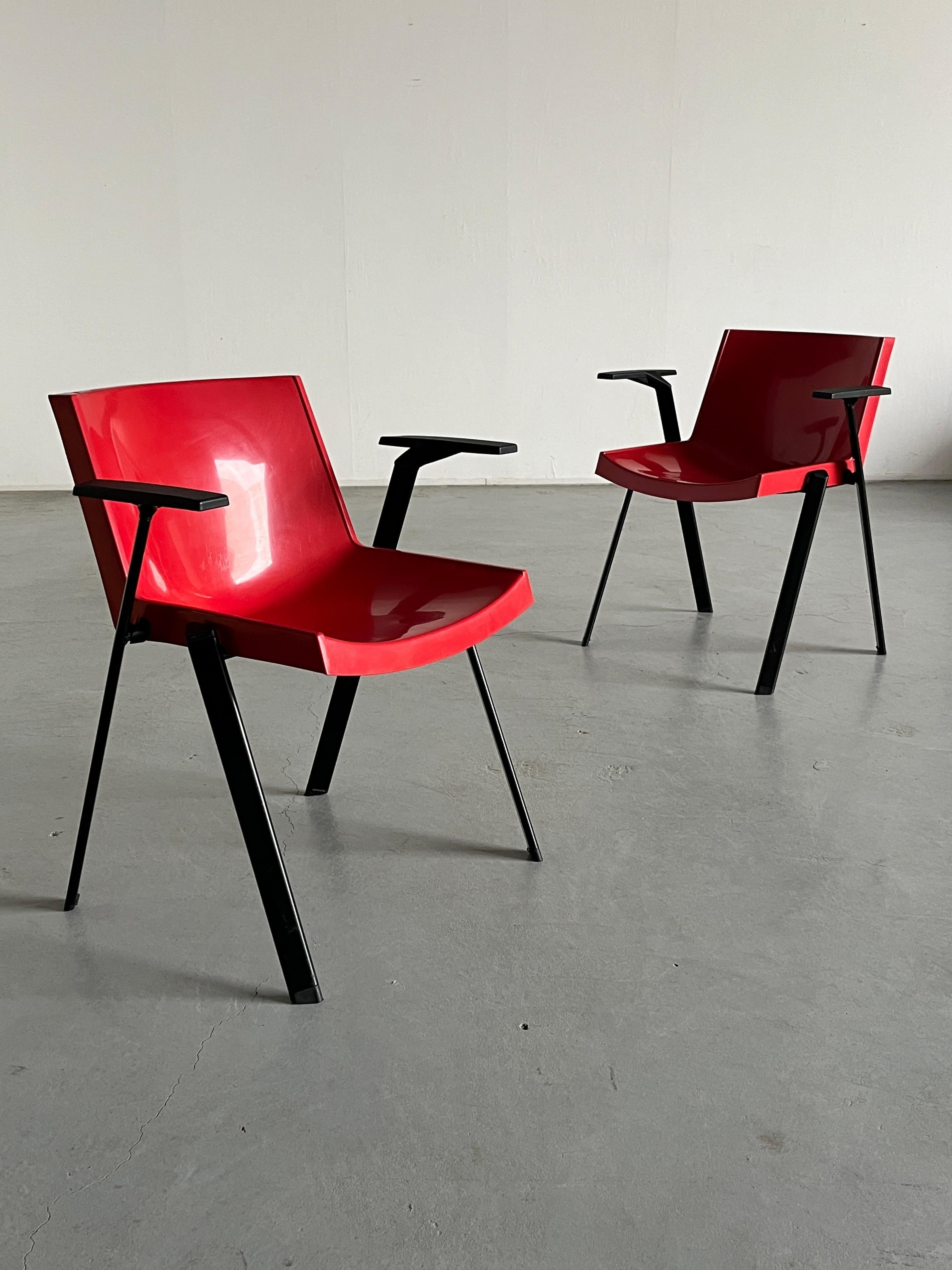 Italiano Poltrone postmoderne rosse Plurima vintage di Roberto Lucci & Paolo Orlandini, anni '90