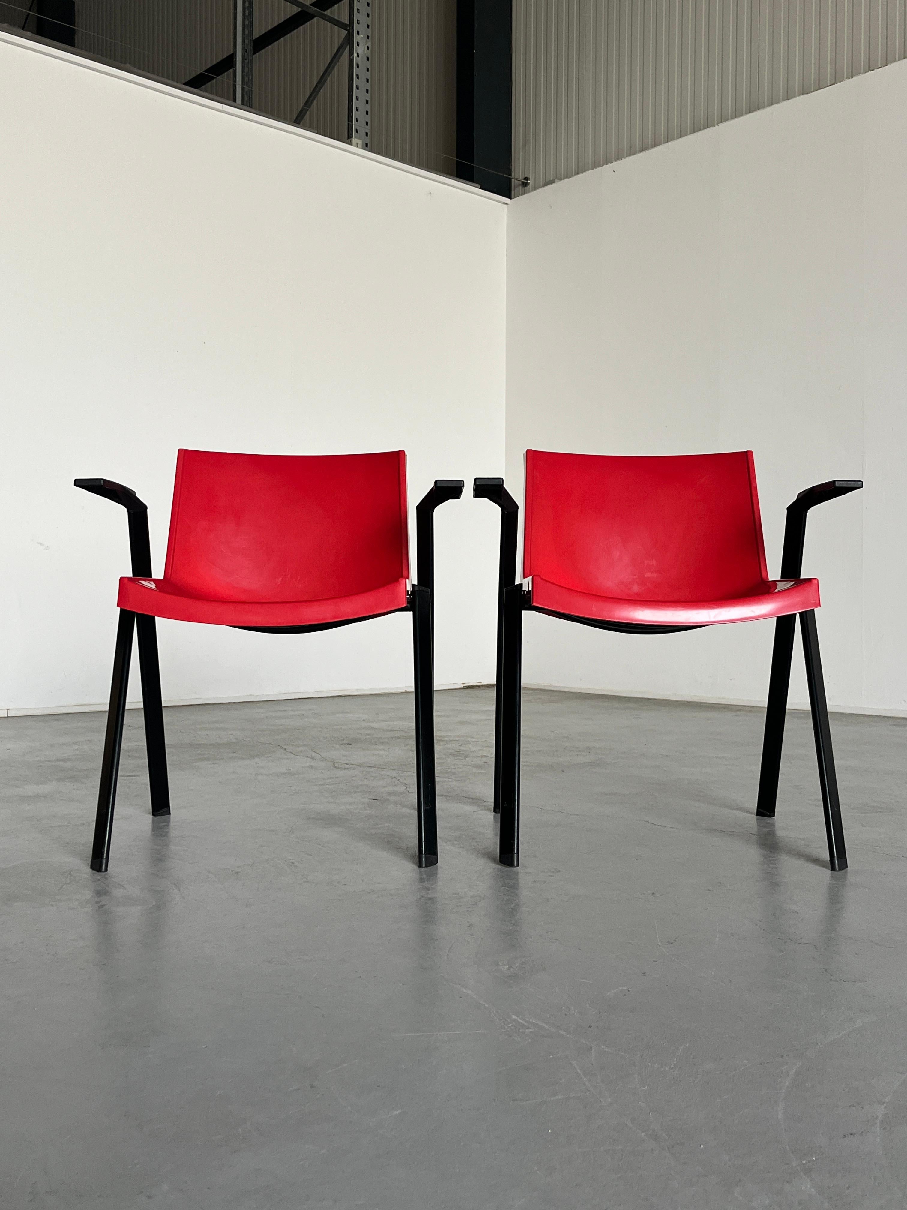 Fine XX secolo Poltrone postmoderne rosse Plurima vintage di Roberto Lucci & Paolo Orlandini, anni '90