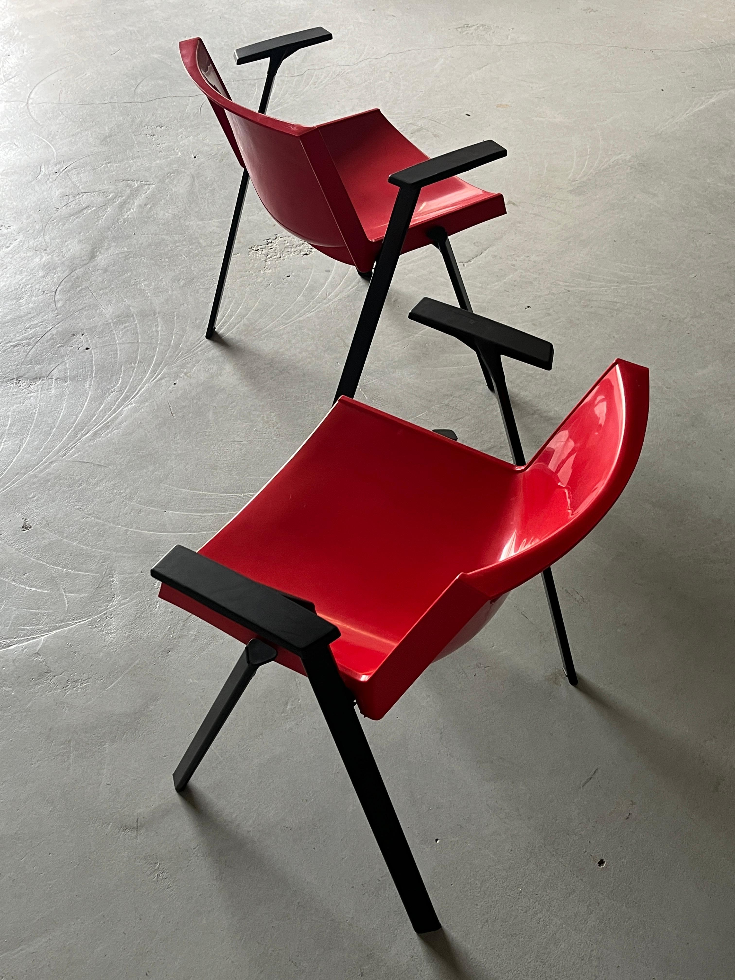 Plastica Poltrone postmoderne rosse Plurima vintage di Roberto Lucci & Paolo Orlandini, anni '90