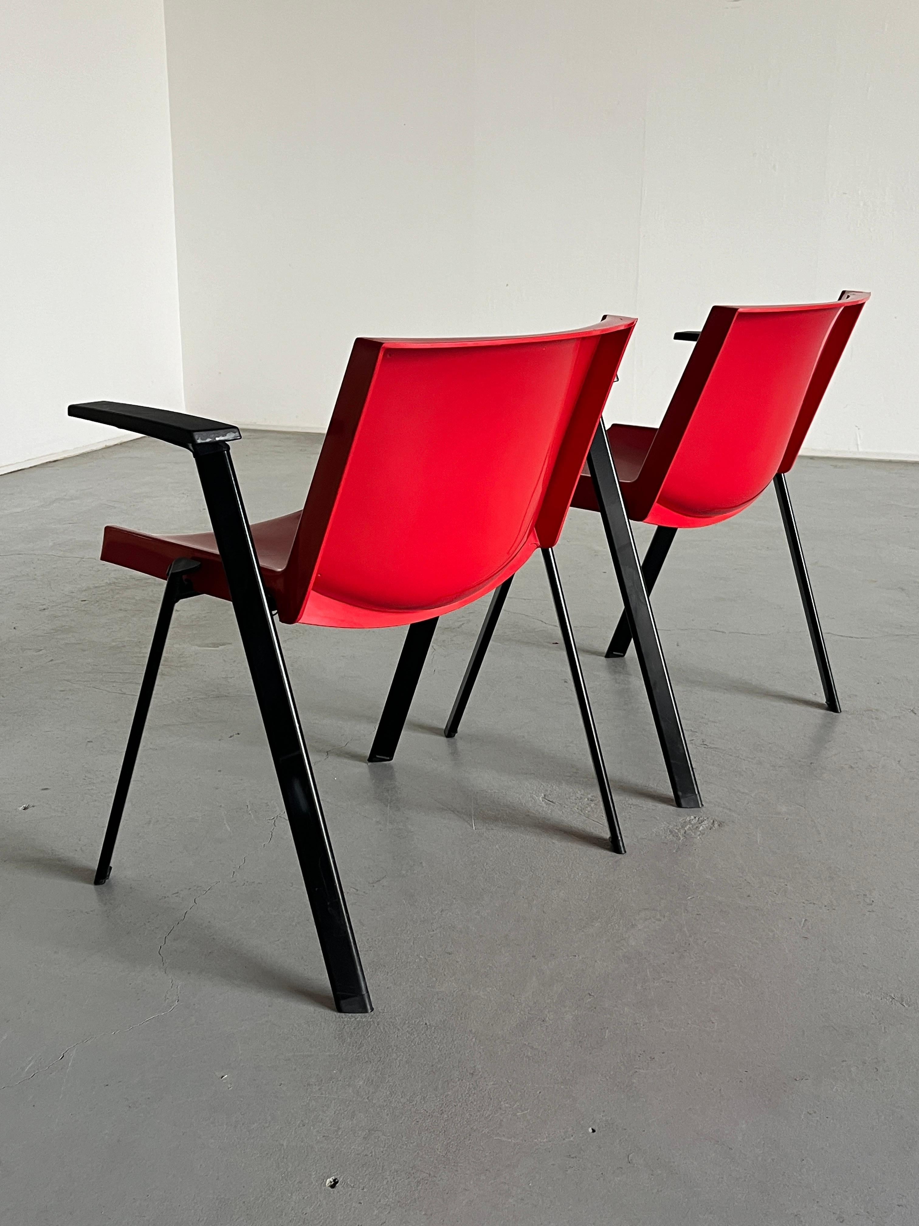 Poltrone postmoderne rosse Plurima vintage di Roberto Lucci & Paolo Orlandini, anni '90 2