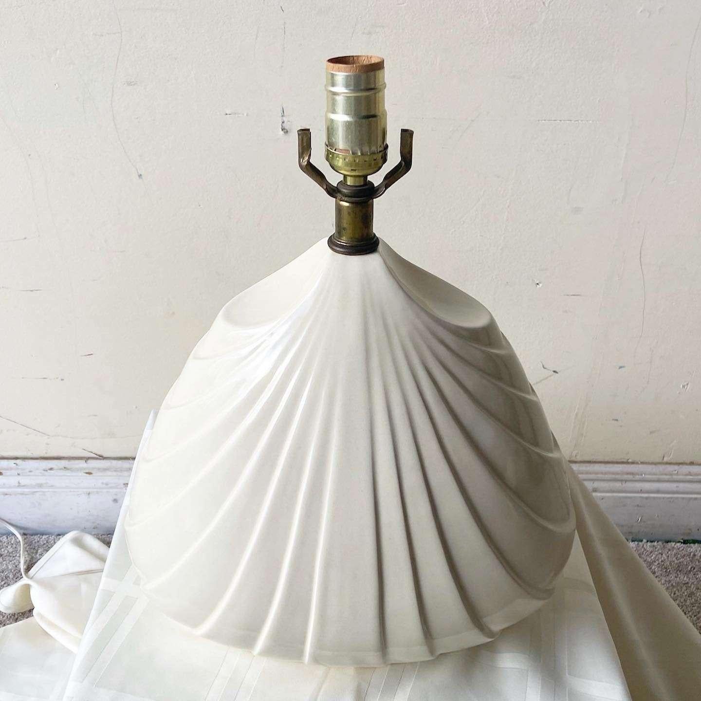 Vintage Postmodern Sculpted Ceramic Table Lamp In Good Condition For Sale In Delray Beach, FL