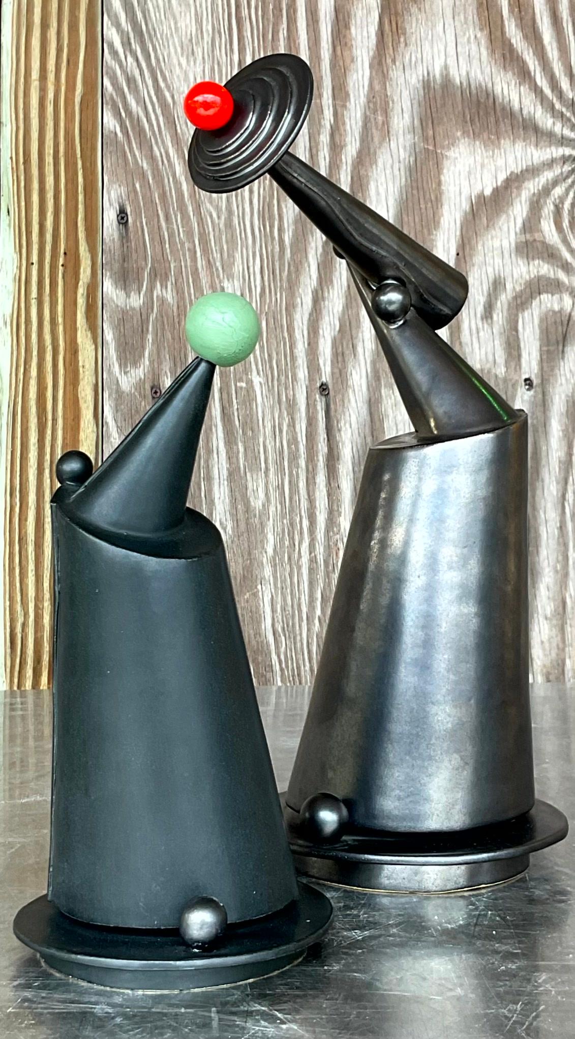 Réalisé avec la finesse de l'art américain postmoderne, cet ensemble captivant de deux sculptures en poterie de studio signées offre un voyage nostalgique dans l'esthétique vintage. Chaque pièce résonne de la touche unique de l'artiste, incarnant un
