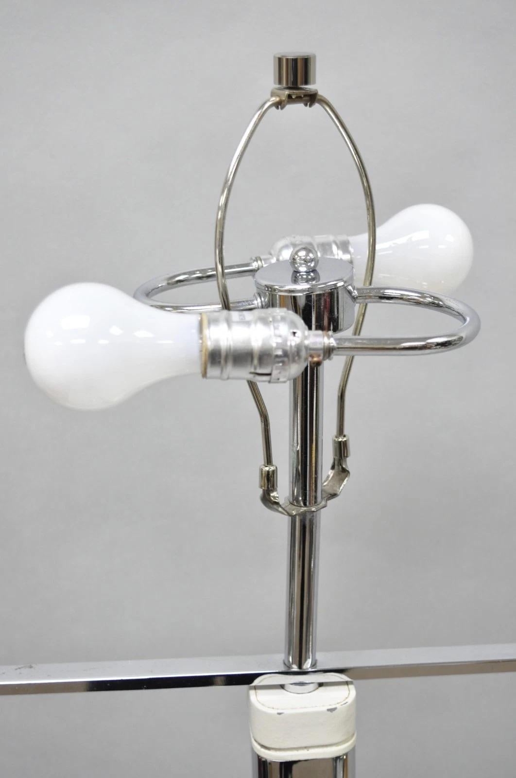 Lámpara de pie postmoderna vintage de metal cromado plateado modernista escultural en venta 4