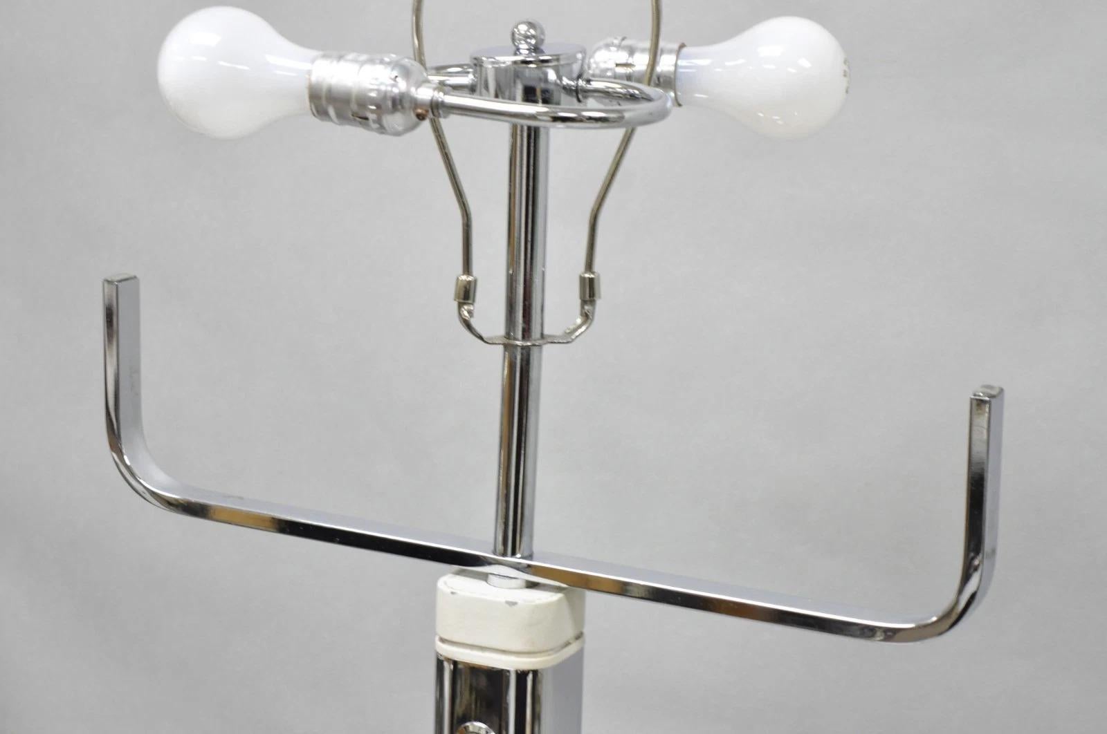 Lámpara de pie postmoderna vintage de metal cromado plateado modernista escultural en venta 6