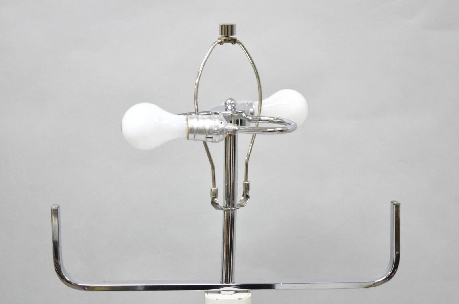 Lámpara de pie postmoderna vintage de metal cromado plateado modernista escultural Otro en venta