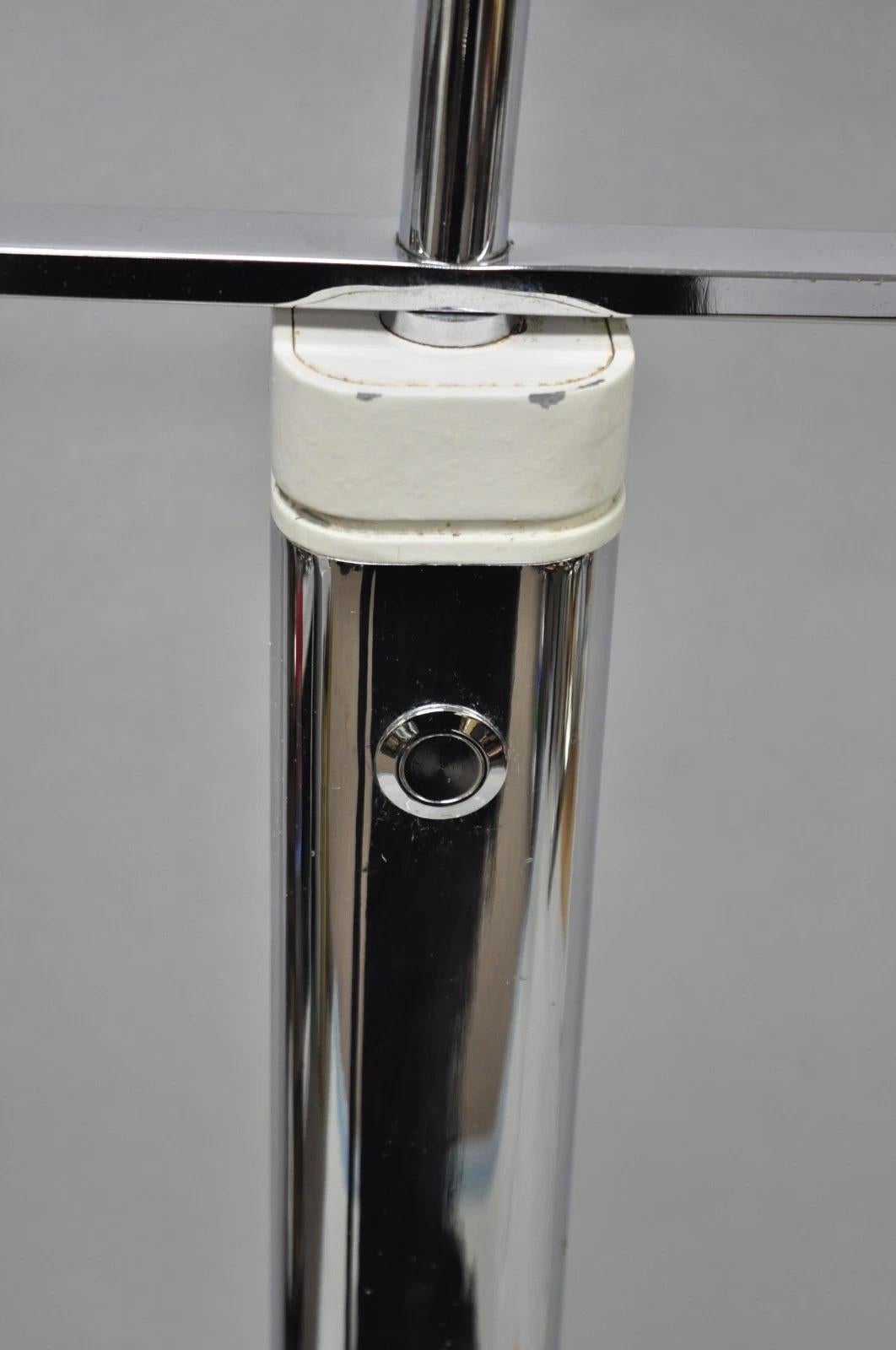 Lámpara de pie postmoderna vintage de metal cromado plateado modernista escultural en Bueno estado para la venta en Philadelphia, PA