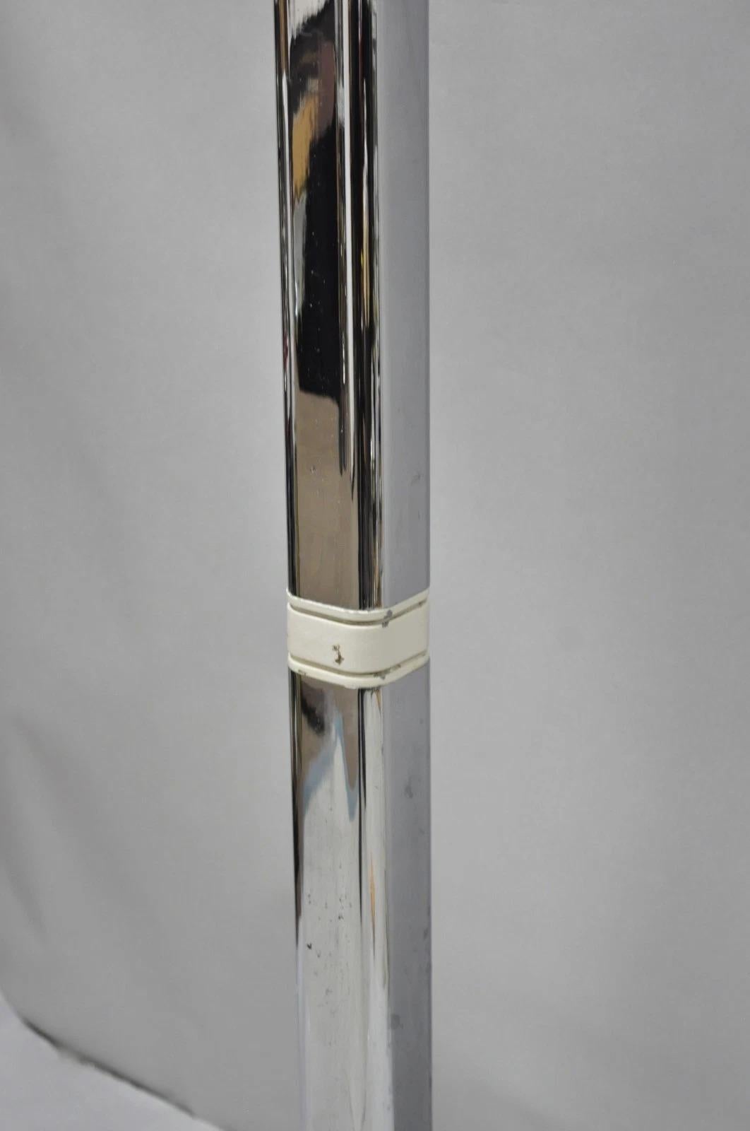 Lámpara de pie postmoderna vintage de metal cromado plateado modernista escultural siglo XX en venta